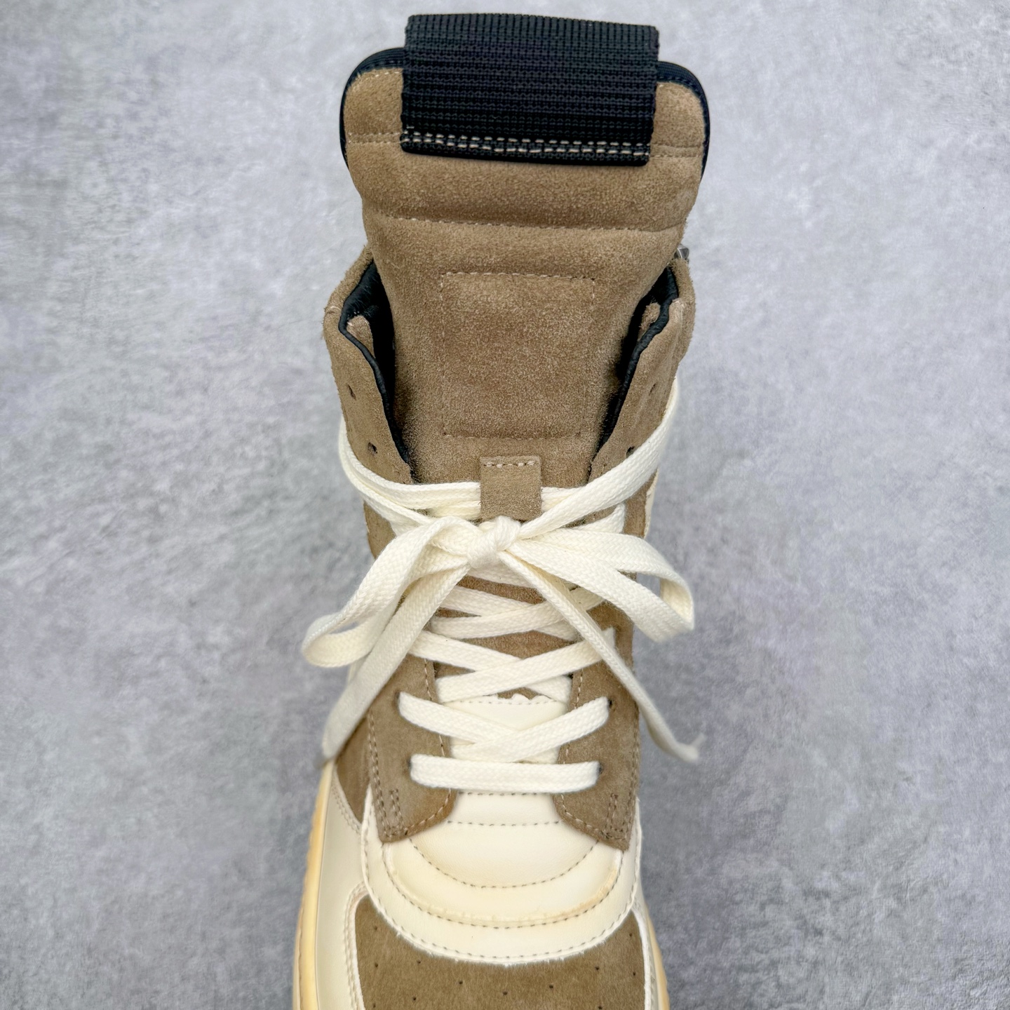 图片[5]-＃DG纯原 Rick Owens Edfu 瑞克·欧文斯高帮皮面时尚运动板鞋 棕色擦旧 二级市场已经7K以上 平台客户随意卖四位数 RO广东原厂出品 纯原天花板 原版一比一复刻 冲正绝不翻车 还原度达到百分之98以上 原楦开发纸版版型 ZP拆解原版1：1复模裁片纸版 力求做到0错位 这样才能达到和zp一致的鞋型味道 采用进口cnc数控机床开发对版独家tpu奶香大底 区别于市场所有版本 zp同源全头层粒面小牛皮 达到和zp一致手感 原厂进口细纹布 万邦订购原厂高弹粉红色海绵 内里搭配软质细腻羊皮 TPU高密度大底 软硬度透光度高已经测试和原版一致 尺码：36 37 38 39 40 41 42 43 44 45 46-选品中心