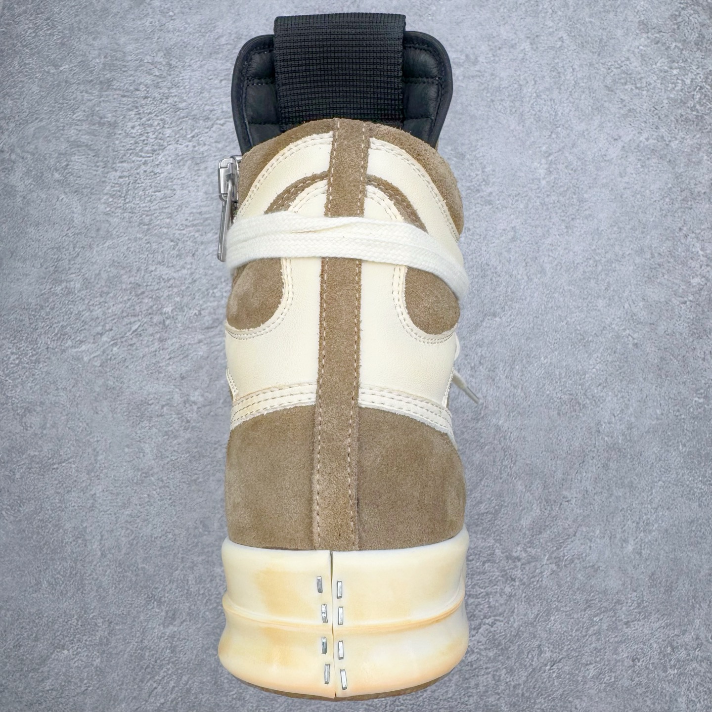 图片[8]-＃DG纯原 Rick Owens Edfu 瑞克·欧文斯高帮皮面时尚运动板鞋 棕色擦旧 二级市场已经7K以上 平台客户随意卖四位数 RO广东原厂出品 纯原天花板 原版一比一复刻 冲正绝不翻车 还原度达到百分之98以上 原楦开发纸版版型 ZP拆解原版1：1复模裁片纸版 力求做到0错位 这样才能达到和zp一致的鞋型味道 采用进口cnc数控机床开发对版独家tpu奶香大底 区别于市场所有版本 zp同源全头层粒面小牛皮 达到和zp一致手感 原厂进口细纹布 万邦订购原厂高弹粉红色海绵 内里搭配软质细腻羊皮 TPU高密度大底 软硬度透光度高已经测试和原版一致 尺码：36 37 38 39 40 41 42 43 44 45 46-选品中心