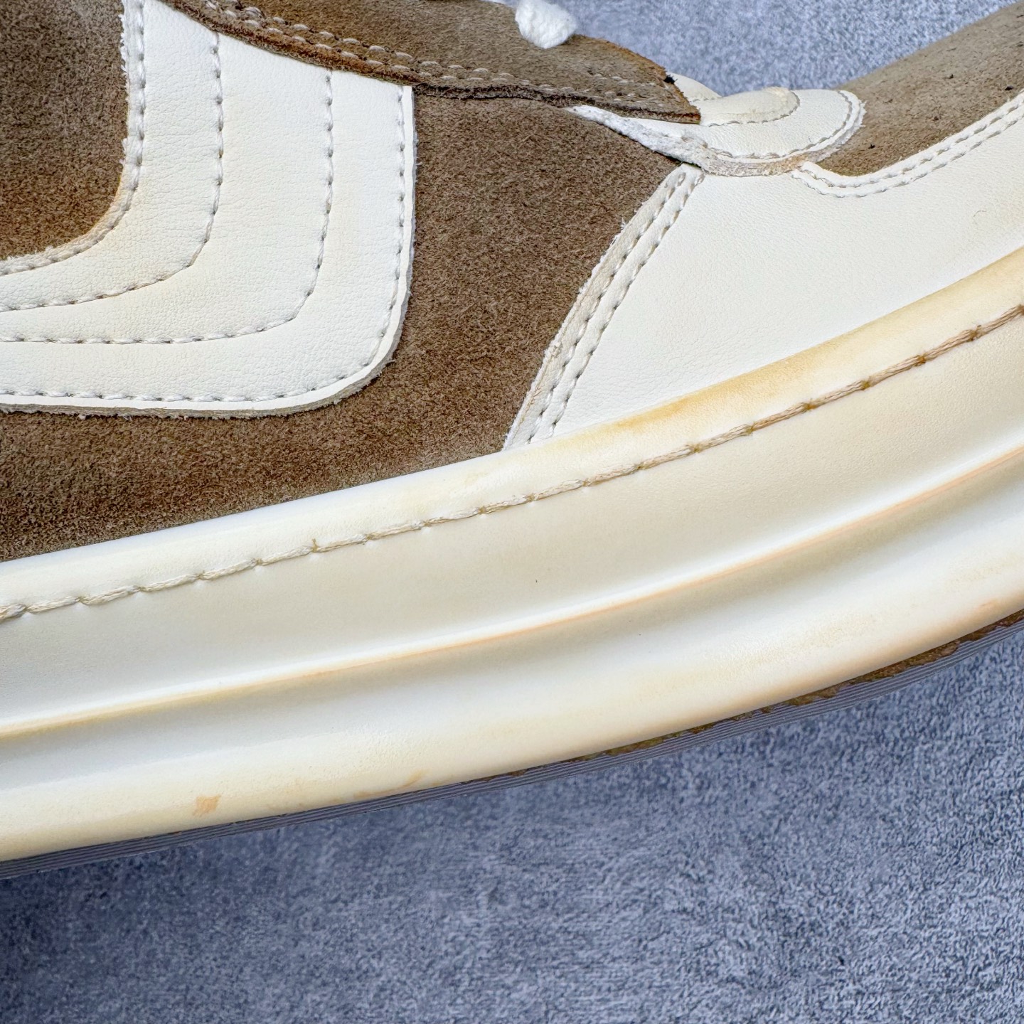 图片[19]-＃DG纯原 Rick Owens Edfu 瑞克·欧文斯高帮皮面时尚运动板鞋 棕色擦旧 二级市场已经7K以上 平台客户随意卖四位数 RO广东原厂出品 纯原天花板 原版一比一复刻 冲正绝不翻车 还原度达到百分之98以上 原楦开发纸版版型 ZP拆解原版1：1复模裁片纸版 力求做到0错位 这样才能达到和zp一致的鞋型味道 采用进口cnc数控机床开发对版独家tpu奶香大底 区别于市场所有版本 zp同源全头层粒面小牛皮 达到和zp一致手感 原厂进口细纹布 万邦订购原厂高弹粉红色海绵 内里搭配软质细腻羊皮 TPU高密度大底 软硬度透光度高已经测试和原版一致 尺码：36 37 38 39 40 41 42 43 44 45 46-选品中心