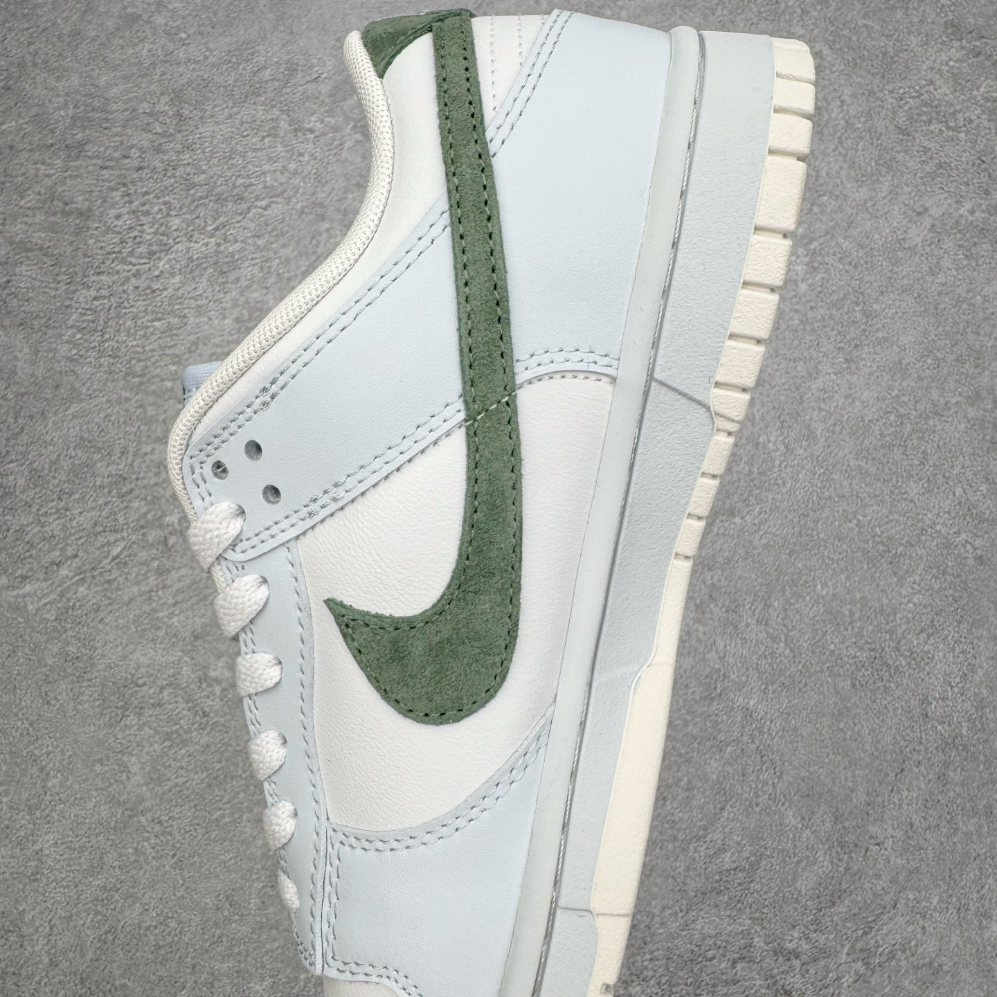 图片[7]-＃YC纯原 NK Dunk Low 薄荷绿 IM3371-030 实力大厂出品 新配色陆续开发 利润个位数只为口碑 全套原纸板楦头开发 确保原汁原味 完美呈现DUNK版型 一比一鞋头弧度高度鞋身弧度 此版本只针对中端市场 皮料材质有所更替 其他数据细节工艺流程均保持一致 绝不口嗨 细节品控鞋型随意对比 独家私模官方第六代原厂航空铝磨具打磨大底 鞋头坡度极致还原 无解鞋型 原盒原配 圈内天花板工艺 原厂玻璃冲刀 超高清洁度 全鞋零毛边皮料切割 原厂中底布点胶 中底布拉帮走线遵循公司 尺码：36 36.5 37.5 38 38.5 39 40 40.5 41 42 42.5 43 44 44.5 45 46-选品中心