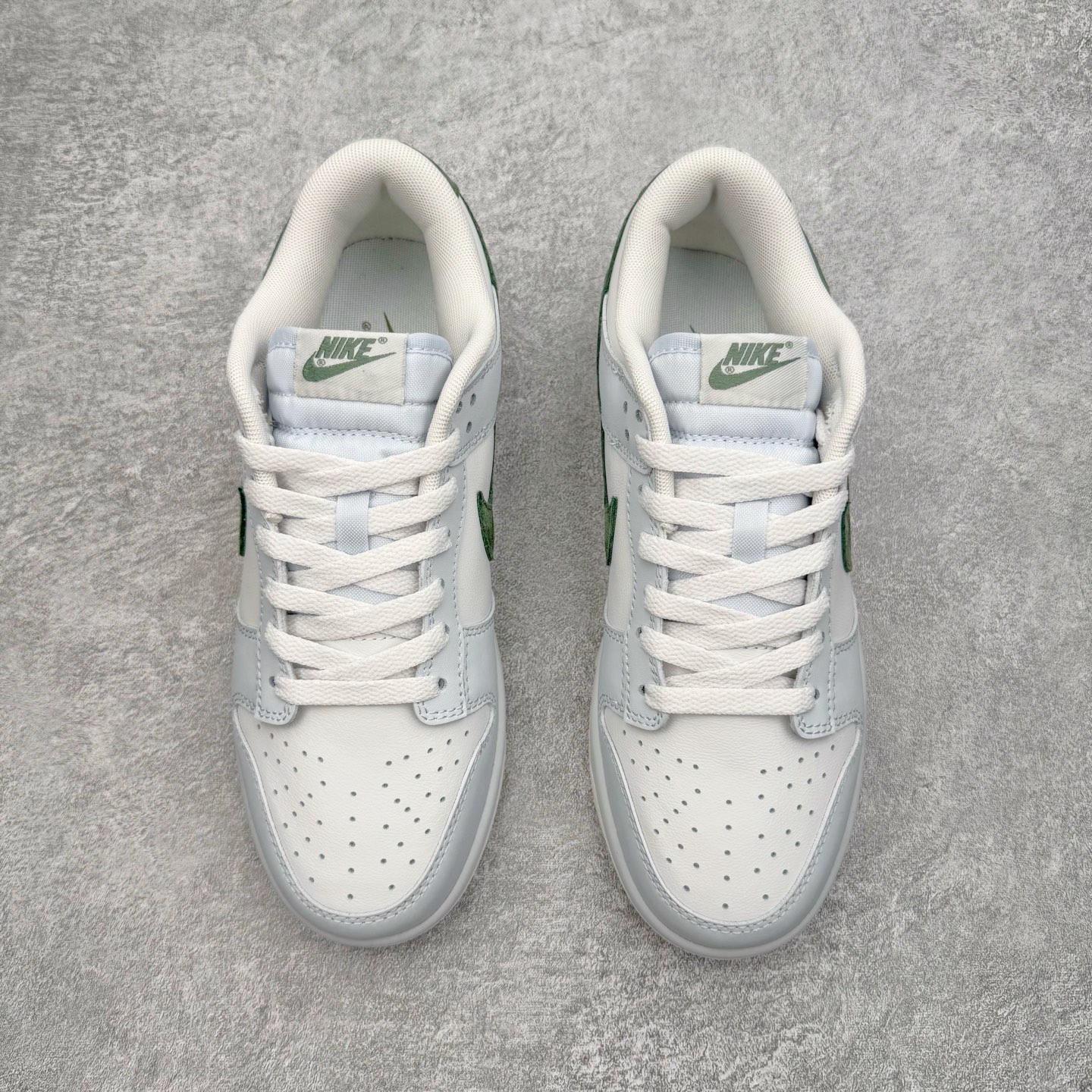 图片[2]-＃YC纯原 NK Dunk Low 薄荷绿 IM3371-030 实力大厂出品 新配色陆续开发 利润个位数只为口碑 全套原纸板楦头开发 确保原汁原味 完美呈现DUNK版型 一比一鞋头弧度高度鞋身弧度 此版本只针对中端市场 皮料材质有所更替 其他数据细节工艺流程均保持一致 绝不口嗨 细节品控鞋型随意对比 独家私模官方第六代原厂航空铝磨具打磨大底 鞋头坡度极致还原 无解鞋型 原盒原配 圈内天花板工艺 原厂玻璃冲刀 超高清洁度 全鞋零毛边皮料切割 原厂中底布点胶 中底布拉帮走线遵循公司 尺码：36 36.5 37.5 38 38.5 39 40 40.5 41 42 42.5 43 44 44.5 45 46-选品中心