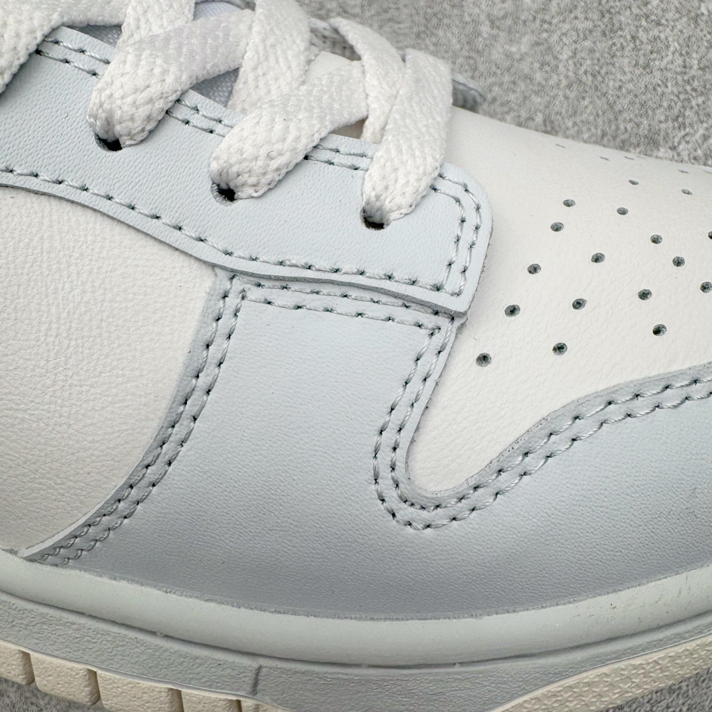 图片[18]-＃YC纯原 NK Dunk Low 薄荷绿 IM3371-030 实力大厂出品 新配色陆续开发 利润个位数只为口碑 全套原纸板楦头开发 确保原汁原味 完美呈现DUNK版型 一比一鞋头弧度高度鞋身弧度 此版本只针对中端市场 皮料材质有所更替 其他数据细节工艺流程均保持一致 绝不口嗨 细节品控鞋型随意对比 独家私模官方第六代原厂航空铝磨具打磨大底 鞋头坡度极致还原 无解鞋型 原盒原配 圈内天花板工艺 原厂玻璃冲刀 超高清洁度 全鞋零毛边皮料切割 原厂中底布点胶 中底布拉帮走线遵循公司 尺码：36 36.5 37.5 38 38.5 39 40 40.5 41 42 42.5 43 44 44.5 45 46-选品中心