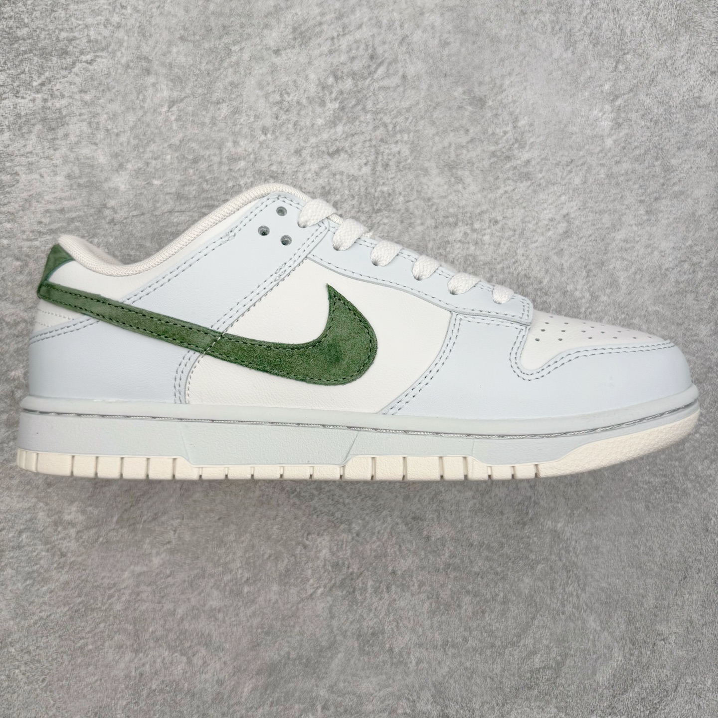＃YC纯原 NK Dunk Low 薄荷绿 IM3371-030 实力大厂出品 新配色陆续开发 利润个位数只为口碑 全套原纸板楦头开发 确保原汁原味 完美呈现DUNK版型 一比一鞋头弧度高度鞋身弧度 此版本只针对中端市场 皮料材质有所更替 其他数据细节工艺流程均保持一致 绝不口嗨 细节品控鞋型随意对比 独家私模官方第六代原厂航空铝磨具打磨大底 鞋头坡度极致还原 无解鞋型 原盒原配 圈内天花板工艺 原厂玻璃冲刀 超高清洁度 全鞋零毛边皮料切割 原厂中底布点胶 中底布拉帮走线遵循公司 尺码：36 36.5 37.5 38 38.5 39 40 40.5 41 42 42.5 43 44 44.5 45 46-选品中心