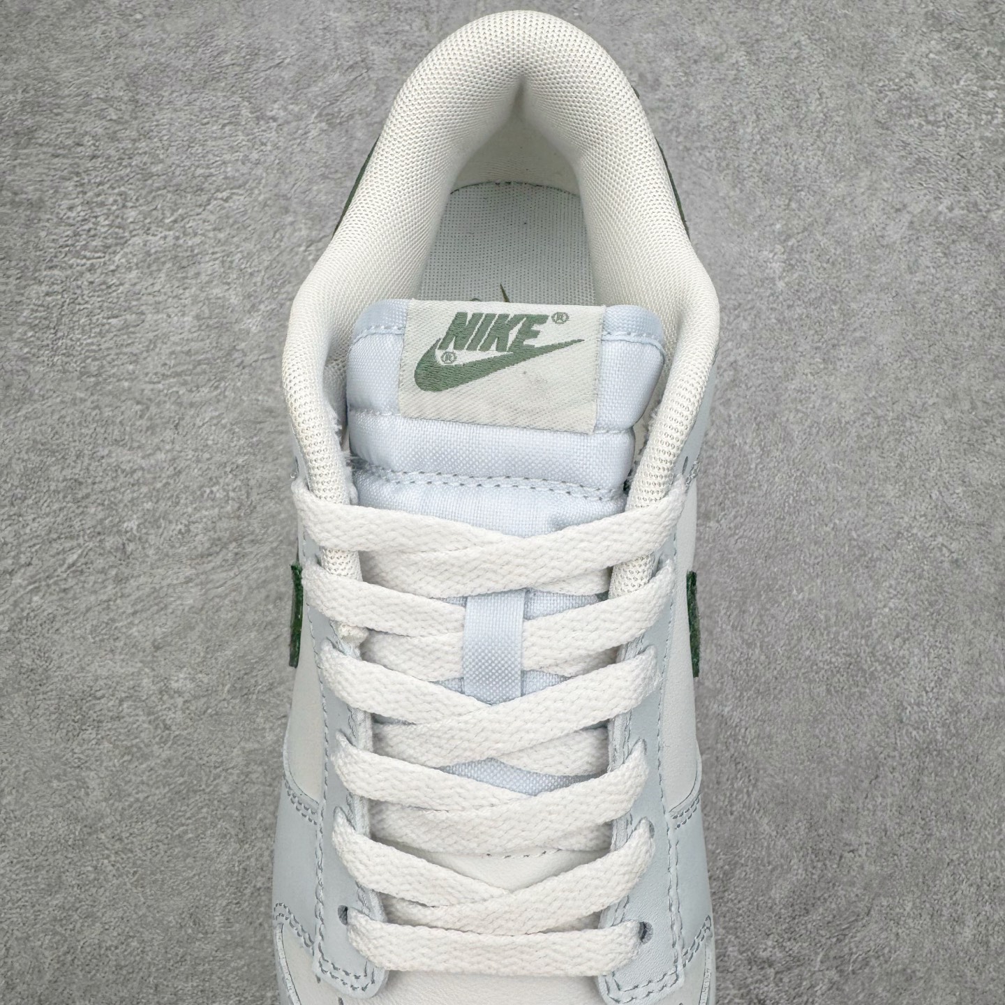 图片[5]-＃YC纯原 NK Dunk Low 薄荷绿 IM3371-030 实力大厂出品 新配色陆续开发 利润个位数只为口碑 全套原纸板楦头开发 确保原汁原味 完美呈现DUNK版型 一比一鞋头弧度高度鞋身弧度 此版本只针对中端市场 皮料材质有所更替 其他数据细节工艺流程均保持一致 绝不口嗨 细节品控鞋型随意对比 独家私模官方第六代原厂航空铝磨具打磨大底 鞋头坡度极致还原 无解鞋型 原盒原配 圈内天花板工艺 原厂玻璃冲刀 超高清洁度 全鞋零毛边皮料切割 原厂中底布点胶 中底布拉帮走线遵循公司 尺码：36 36.5 37.5 38 38.5 39 40 40.5 41 42 42.5 43 44 44.5 45 46-选品中心