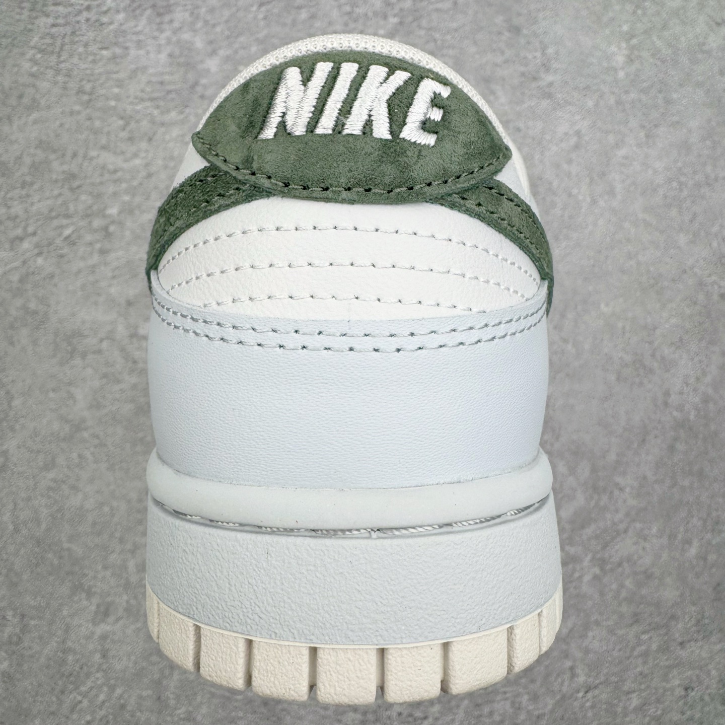 图片[8]-＃YC纯原 NK Dunk Low 薄荷绿 IM3371-030 实力大厂出品 新配色陆续开发 利润个位数只为口碑 全套原纸板楦头开发 确保原汁原味 完美呈现DUNK版型 一比一鞋头弧度高度鞋身弧度 此版本只针对中端市场 皮料材质有所更替 其他数据细节工艺流程均保持一致 绝不口嗨 细节品控鞋型随意对比 独家私模官方第六代原厂航空铝磨具打磨大底 鞋头坡度极致还原 无解鞋型 原盒原配 圈内天花板工艺 原厂玻璃冲刀 超高清洁度 全鞋零毛边皮料切割 原厂中底布点胶 中底布拉帮走线遵循公司 尺码：36 36.5 37.5 38 38.5 39 40 40.5 41 42 42.5 43 44 44.5 45 46-选品中心