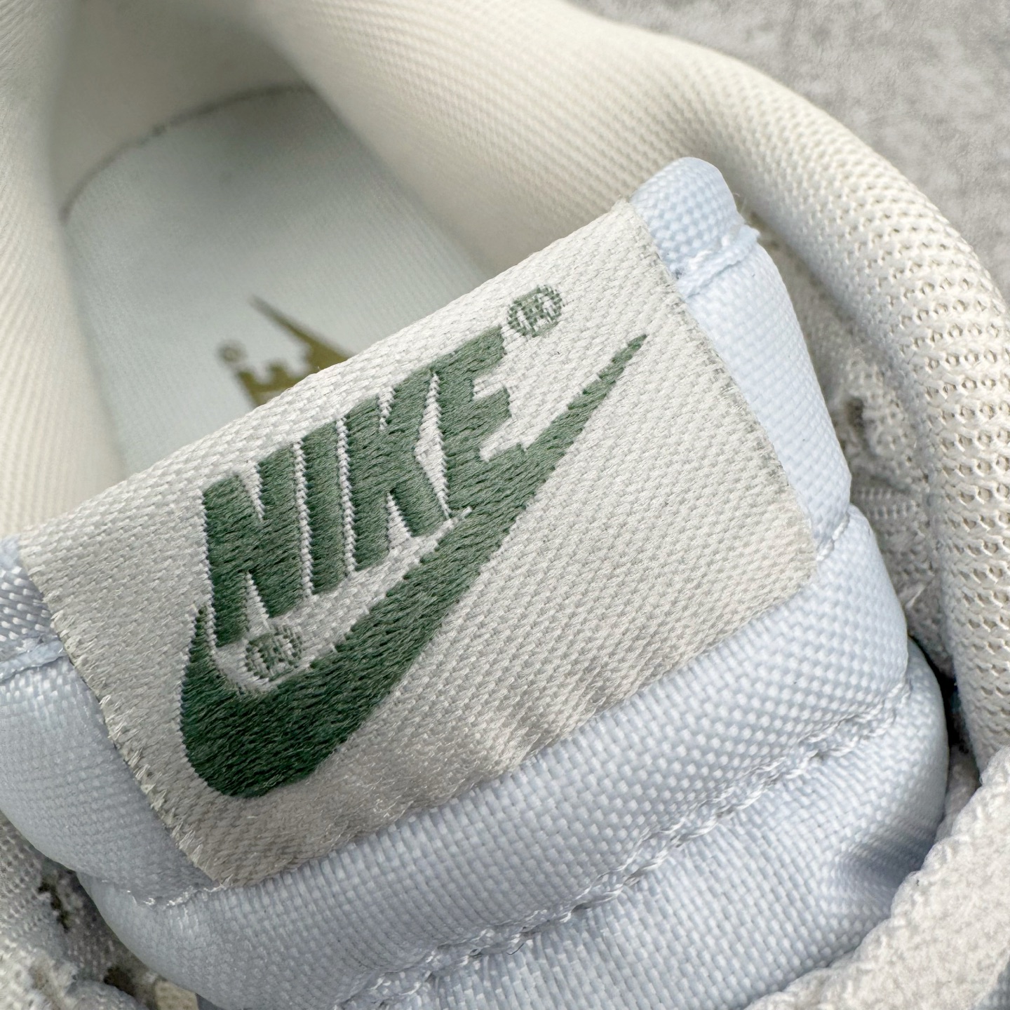 图片[14]-＃YC纯原 NK Dunk Low 薄荷绿 IM3371-030 实力大厂出品 新配色陆续开发 利润个位数只为口碑 全套原纸板楦头开发 确保原汁原味 完美呈现DUNK版型 一比一鞋头弧度高度鞋身弧度 此版本只针对中端市场 皮料材质有所更替 其他数据细节工艺流程均保持一致 绝不口嗨 细节品控鞋型随意对比 独家私模官方第六代原厂航空铝磨具打磨大底 鞋头坡度极致还原 无解鞋型 原盒原配 圈内天花板工艺 原厂玻璃冲刀 超高清洁度 全鞋零毛边皮料切割 原厂中底布点胶 中底布拉帮走线遵循公司 尺码：36 36.5 37.5 38 38.5 39 40 40.5 41 42 42.5 43 44 44.5 45 46-选品中心