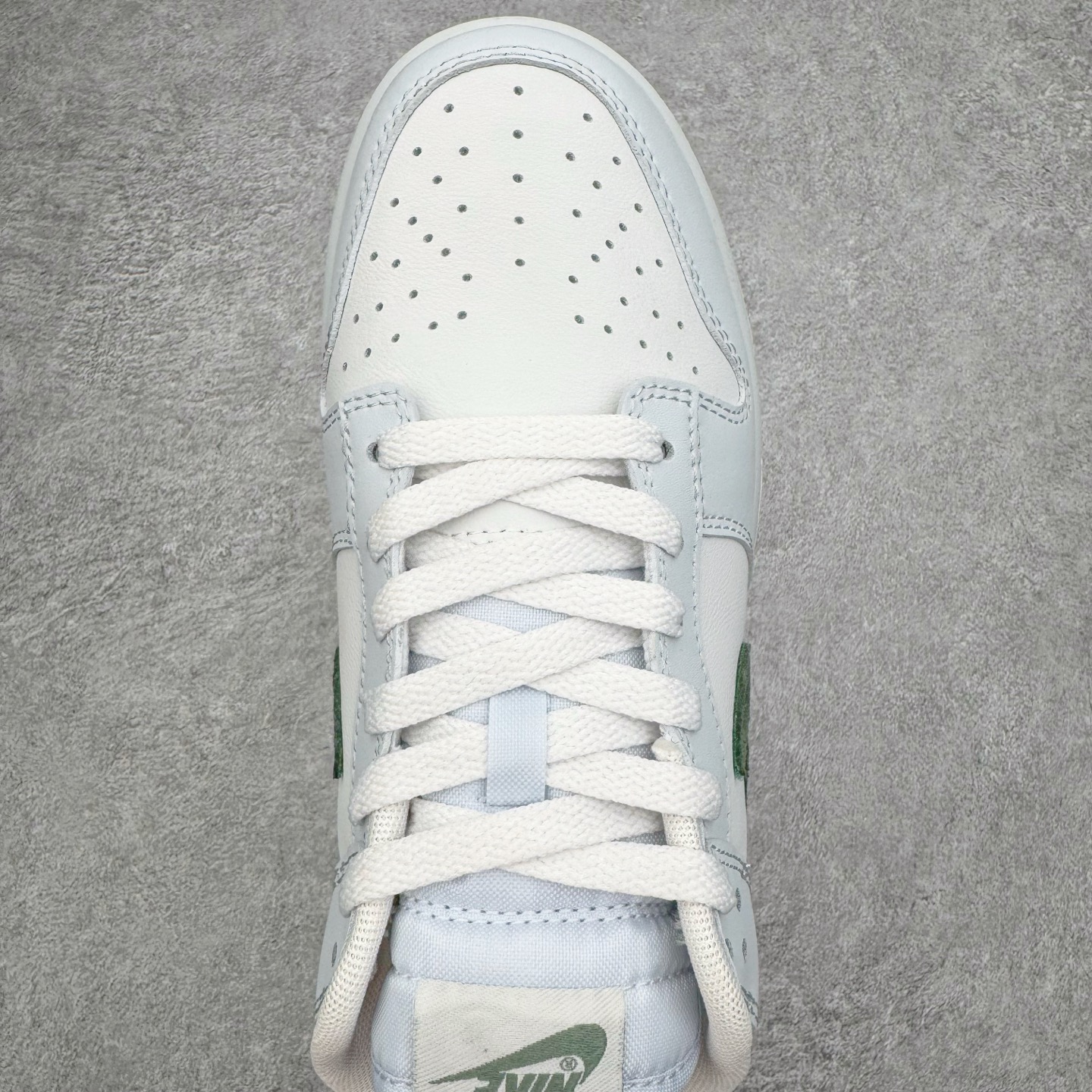 图片[4]-＃YC纯原 NK Dunk Low 薄荷绿 IM3371-030 实力大厂出品 新配色陆续开发 利润个位数只为口碑 全套原纸板楦头开发 确保原汁原味 完美呈现DUNK版型 一比一鞋头弧度高度鞋身弧度 此版本只针对中端市场 皮料材质有所更替 其他数据细节工艺流程均保持一致 绝不口嗨 细节品控鞋型随意对比 独家私模官方第六代原厂航空铝磨具打磨大底 鞋头坡度极致还原 无解鞋型 原盒原配 圈内天花板工艺 原厂玻璃冲刀 超高清洁度 全鞋零毛边皮料切割 原厂中底布点胶 中底布拉帮走线遵循公司 尺码：36 36.5 37.5 38 38.5 39 40 40.5 41 42 42.5 43 44 44.5 45 46-选品中心