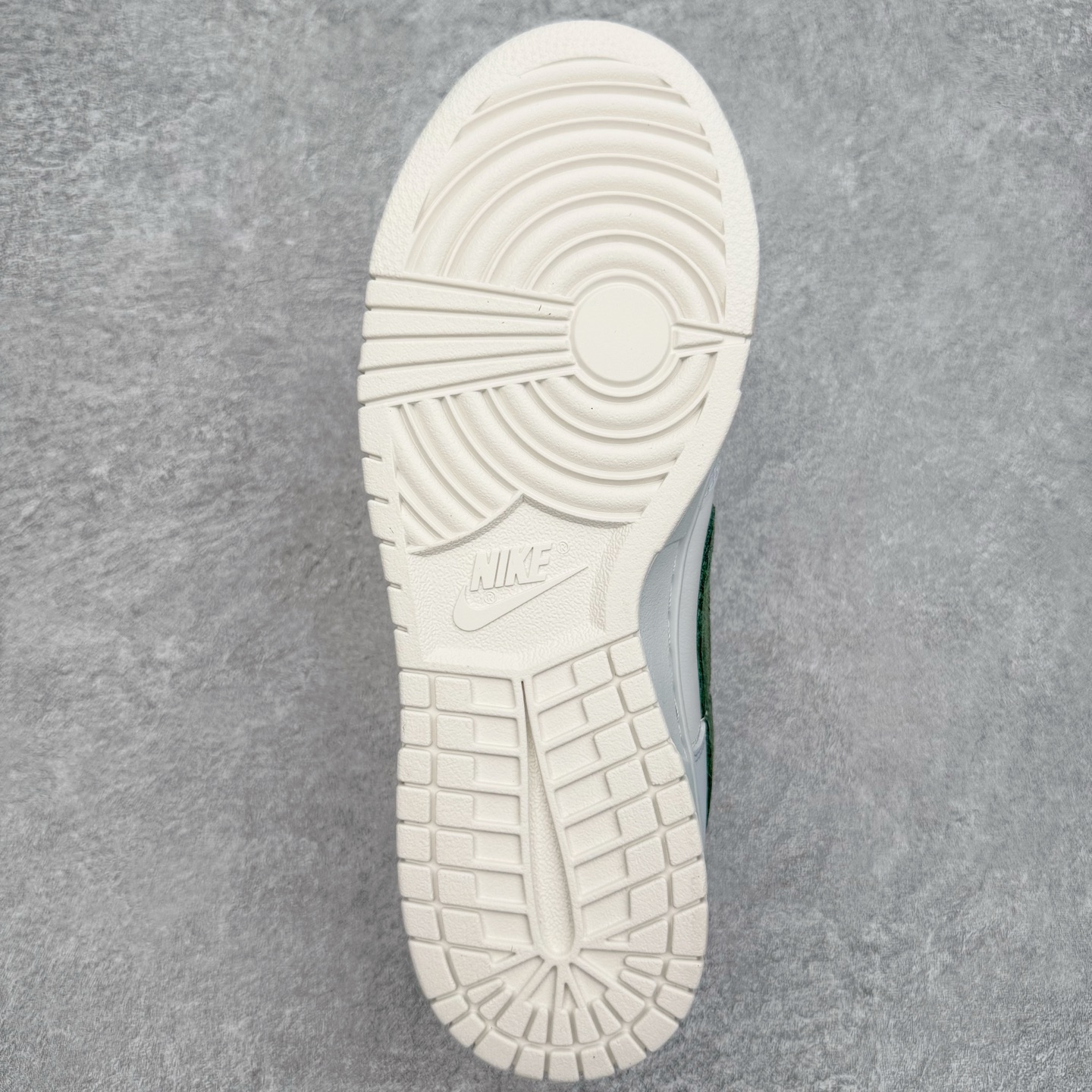 图片[9]-＃YC纯原 NK Dunk Low 薄荷绿 IM3371-030 实力大厂出品 新配色陆续开发 利润个位数只为口碑 全套原纸板楦头开发 确保原汁原味 完美呈现DUNK版型 一比一鞋头弧度高度鞋身弧度 此版本只针对中端市场 皮料材质有所更替 其他数据细节工艺流程均保持一致 绝不口嗨 细节品控鞋型随意对比 独家私模官方第六代原厂航空铝磨具打磨大底 鞋头坡度极致还原 无解鞋型 原盒原配 圈内天花板工艺 原厂玻璃冲刀 超高清洁度 全鞋零毛边皮料切割 原厂中底布点胶 中底布拉帮走线遵循公司 尺码：36 36.5 37.5 38 38.5 39 40 40.5 41 42 42.5 43 44 44.5 45 46-选品中心