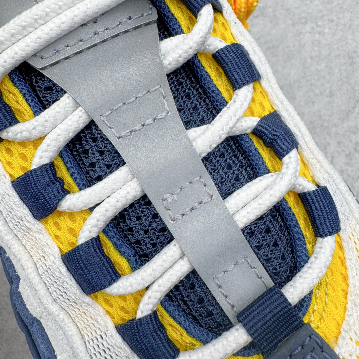 图片[15]-＃KZ神版 Eric Koston x NK Air Max 95 \\\”Obsidian and Speed Yellow\\\” 低帮休闲跑步鞋 男女同款 联名蓝白 HQ8492-400 经典重温 外单专供大厂出品 品质稳定 一百余色 终端操作 鞋款设计灵感源于人体构造 中底设计基于人体的脊柱构造 是整体设计的核心 尼龙孔眼代表了肋骨 而分层式面板和网眼象征着肌肉纤维和肉体组织 Air Max 95采用了两个独立的吹塑成型的Air-Sole单元 并首次在前掌使用可视化气垫设计 Swoosh logo夜当作一个 点符号放在了鞋子的后帮位置 20年的发展让 AIR MAX 95有了不同的故事 20年后再度面向世人的时候 焕然一新的面貌 让人有了另外一种清新脱俗的感觉 尺码：40 40.5 41 42 42.5 43 44 44.5 45 45.5 46 47.5 48.5-选品中心