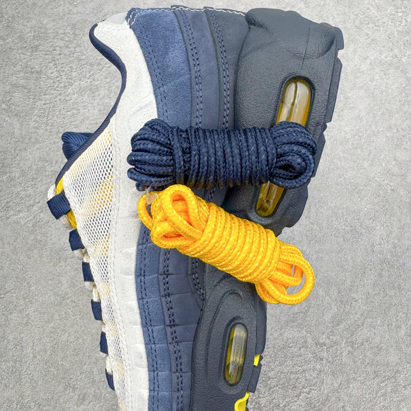 图片[7]-＃KZ神版 Eric Koston x NK Air Max 95 \\\”Obsidian and Speed Yellow\\\” 低帮休闲跑步鞋 男女同款 联名蓝白 HQ8492-400 经典重温 外单专供大厂出品 品质稳定 一百余色 终端操作 鞋款设计灵感源于人体构造 中底设计基于人体的脊柱构造 是整体设计的核心 尼龙孔眼代表了肋骨 而分层式面板和网眼象征着肌肉纤维和肉体组织 Air Max 95采用了两个独立的吹塑成型的Air-Sole单元 并首次在前掌使用可视化气垫设计 Swoosh logo夜当作一个 点符号放在了鞋子的后帮位置 20年的发展让 AIR MAX 95有了不同的故事 20年后再度面向世人的时候 焕然一新的面貌 让人有了另外一种清新脱俗的感觉 尺码：40 40.5 41 42 42.5 43 44 44.5 45 45.5 46 47.5 48.5-选品中心