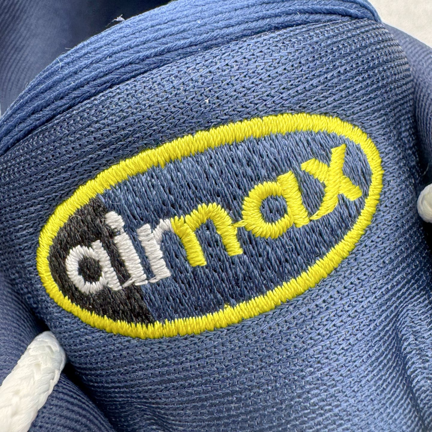 图片[14]-＃KZ神版 Eric Koston x NK Air Max 95 \\\”Obsidian and Speed Yellow\\\” 低帮休闲跑步鞋 男女同款 联名蓝白 HQ8492-400 经典重温 外单专供大厂出品 品质稳定 一百余色 终端操作 鞋款设计灵感源于人体构造 中底设计基于人体的脊柱构造 是整体设计的核心 尼龙孔眼代表了肋骨 而分层式面板和网眼象征着肌肉纤维和肉体组织 Air Max 95采用了两个独立的吹塑成型的Air-Sole单元 并首次在前掌使用可视化气垫设计 Swoosh logo夜当作一个 点符号放在了鞋子的后帮位置 20年的发展让 AIR MAX 95有了不同的故事 20年后再度面向世人的时候 焕然一新的面貌 让人有了另外一种清新脱俗的感觉 尺码：40 40.5 41 42 42.5 43 44 44.5 45 45.5 46 47.5 48.5-选品中心