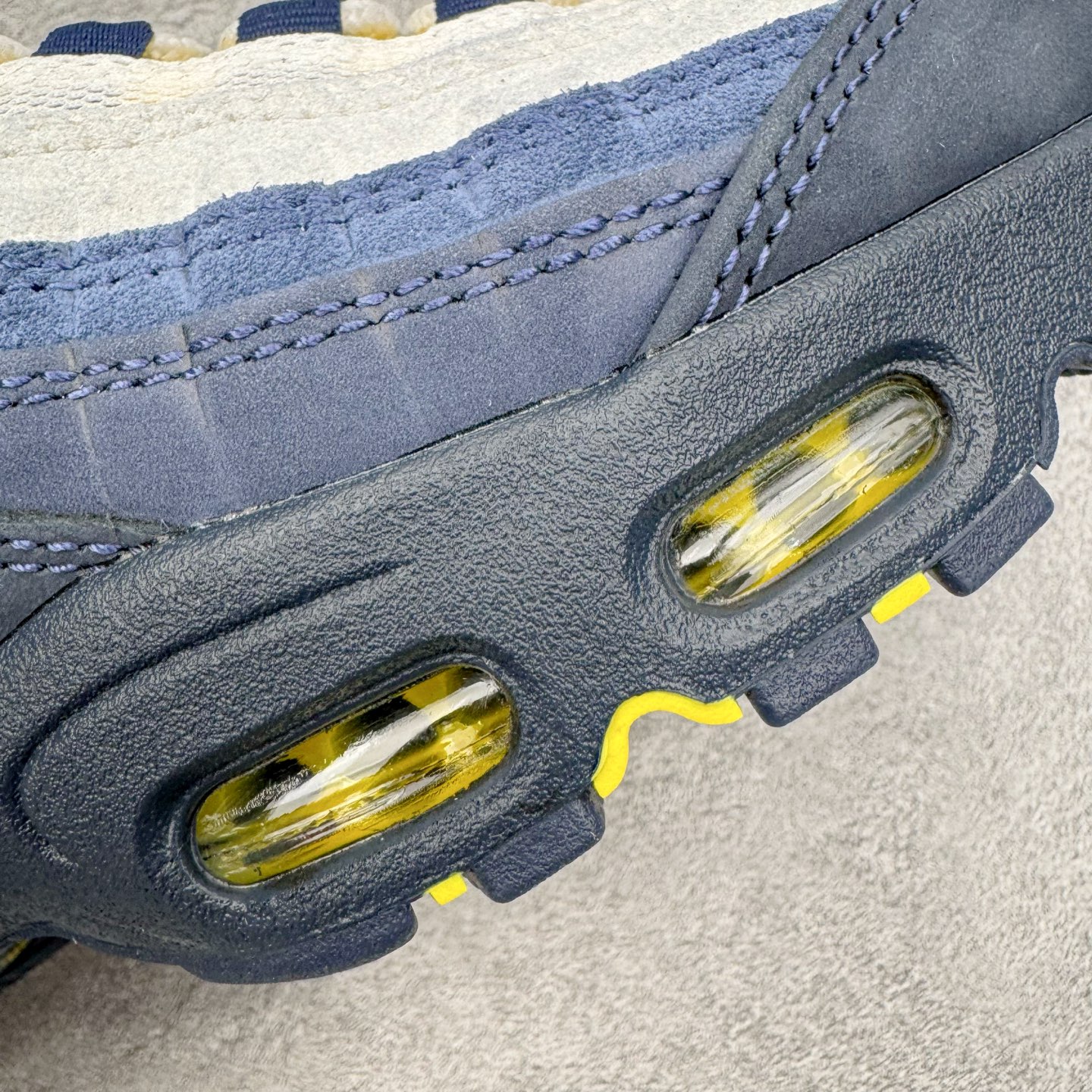 图片[19]-＃KZ神版 Eric Koston x NK Air Max 95 \\\”Obsidian and Speed Yellow\\\” 低帮休闲跑步鞋 男女同款 联名蓝白 HQ8492-400 经典重温 外单专供大厂出品 品质稳定 一百余色 终端操作 鞋款设计灵感源于人体构造 中底设计基于人体的脊柱构造 是整体设计的核心 尼龙孔眼代表了肋骨 而分层式面板和网眼象征着肌肉纤维和肉体组织 Air Max 95采用了两个独立的吹塑成型的Air-Sole单元 并首次在前掌使用可视化气垫设计 Swoosh logo夜当作一个 点符号放在了鞋子的后帮位置 20年的发展让 AIR MAX 95有了不同的故事 20年后再度面向世人的时候 焕然一新的面貌 让人有了另外一种清新脱俗的感觉 尺码：40 40.5 41 42 42.5 43 44 44.5 45 45.5 46 47.5 48.5-选品中心