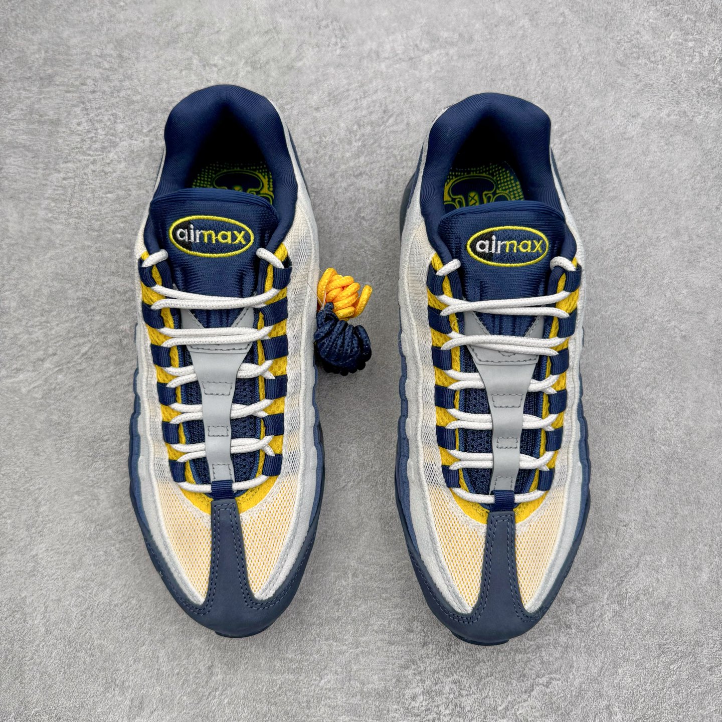 图片[2]-＃KZ神版 Eric Koston x NK Air Max 95 \\\”Obsidian and Speed Yellow\\\” 低帮休闲跑步鞋 男女同款 联名蓝白 HQ8492-400 经典重温 外单专供大厂出品 品质稳定 一百余色 终端操作 鞋款设计灵感源于人体构造 中底设计基于人体的脊柱构造 是整体设计的核心 尼龙孔眼代表了肋骨 而分层式面板和网眼象征着肌肉纤维和肉体组织 Air Max 95采用了两个独立的吹塑成型的Air-Sole单元 并首次在前掌使用可视化气垫设计 Swoosh logo夜当作一个 点符号放在了鞋子的后帮位置 20年的发展让 AIR MAX 95有了不同的故事 20年后再度面向世人的时候 焕然一新的面貌 让人有了另外一种清新脱俗的感觉 尺码：40 40.5 41 42 42.5 43 44 44.5 45 45.5 46 47.5 48.5-选品中心