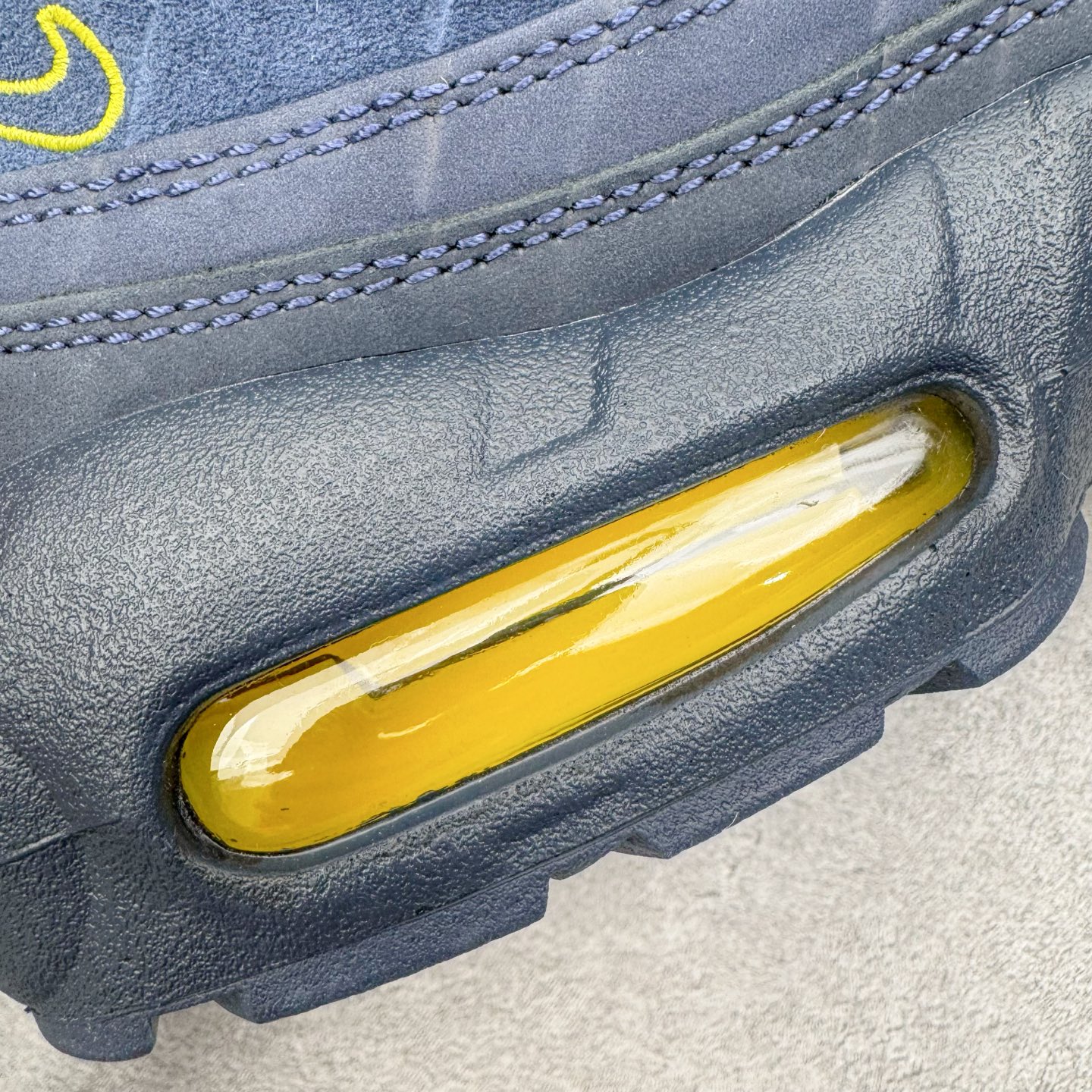 图片[20]-＃KZ神版 Eric Koston x NK Air Max 95 \\\”Obsidian and Speed Yellow\\\” 低帮休闲跑步鞋 男女同款 联名蓝白 HQ8492-400 经典重温 外单专供大厂出品 品质稳定 一百余色 终端操作 鞋款设计灵感源于人体构造 中底设计基于人体的脊柱构造 是整体设计的核心 尼龙孔眼代表了肋骨 而分层式面板和网眼象征着肌肉纤维和肉体组织 Air Max 95采用了两个独立的吹塑成型的Air-Sole单元 并首次在前掌使用可视化气垫设计 Swoosh logo夜当作一个 点符号放在了鞋子的后帮位置 20年的发展让 AIR MAX 95有了不同的故事 20年后再度面向世人的时候 焕然一新的面貌 让人有了另外一种清新脱俗的感觉 尺码：40 40.5 41 42 42.5 43 44 44.5 45 45.5 46 47.5 48.5-选品中心