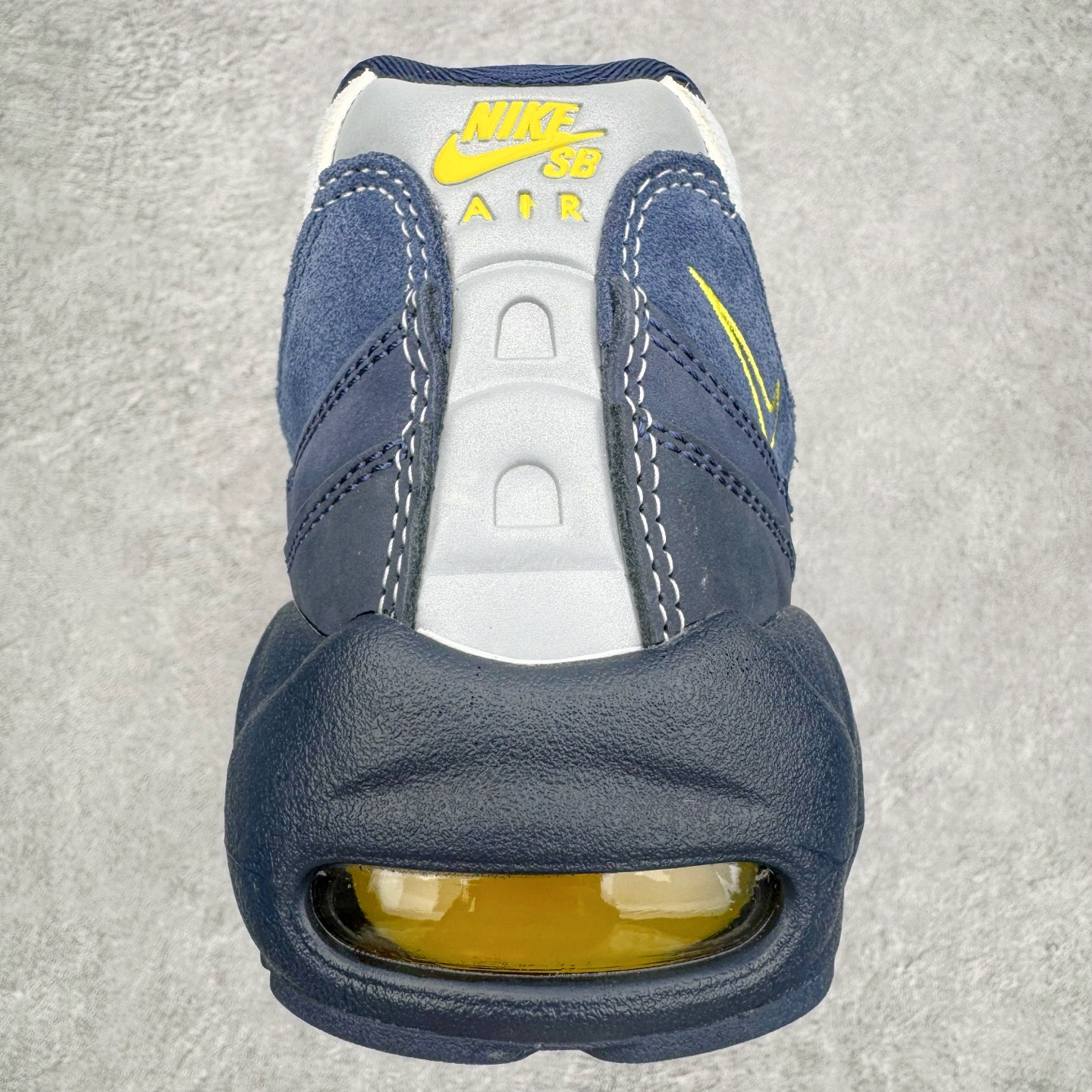 图片[8]-＃KZ神版 Eric Koston x NK Air Max 95 \\\”Obsidian and Speed Yellow\\\” 低帮休闲跑步鞋 男女同款 联名蓝白 HQ8492-400 经典重温 外单专供大厂出品 品质稳定 一百余色 终端操作 鞋款设计灵感源于人体构造 中底设计基于人体的脊柱构造 是整体设计的核心 尼龙孔眼代表了肋骨 而分层式面板和网眼象征着肌肉纤维和肉体组织 Air Max 95采用了两个独立的吹塑成型的Air-Sole单元 并首次在前掌使用可视化气垫设计 Swoosh logo夜当作一个 点符号放在了鞋子的后帮位置 20年的发展让 AIR MAX 95有了不同的故事 20年后再度面向世人的时候 焕然一新的面貌 让人有了另外一种清新脱俗的感觉 尺码：40 40.5 41 42 42.5 43 44 44.5 45 45.5 46 47.5 48.5-选品中心