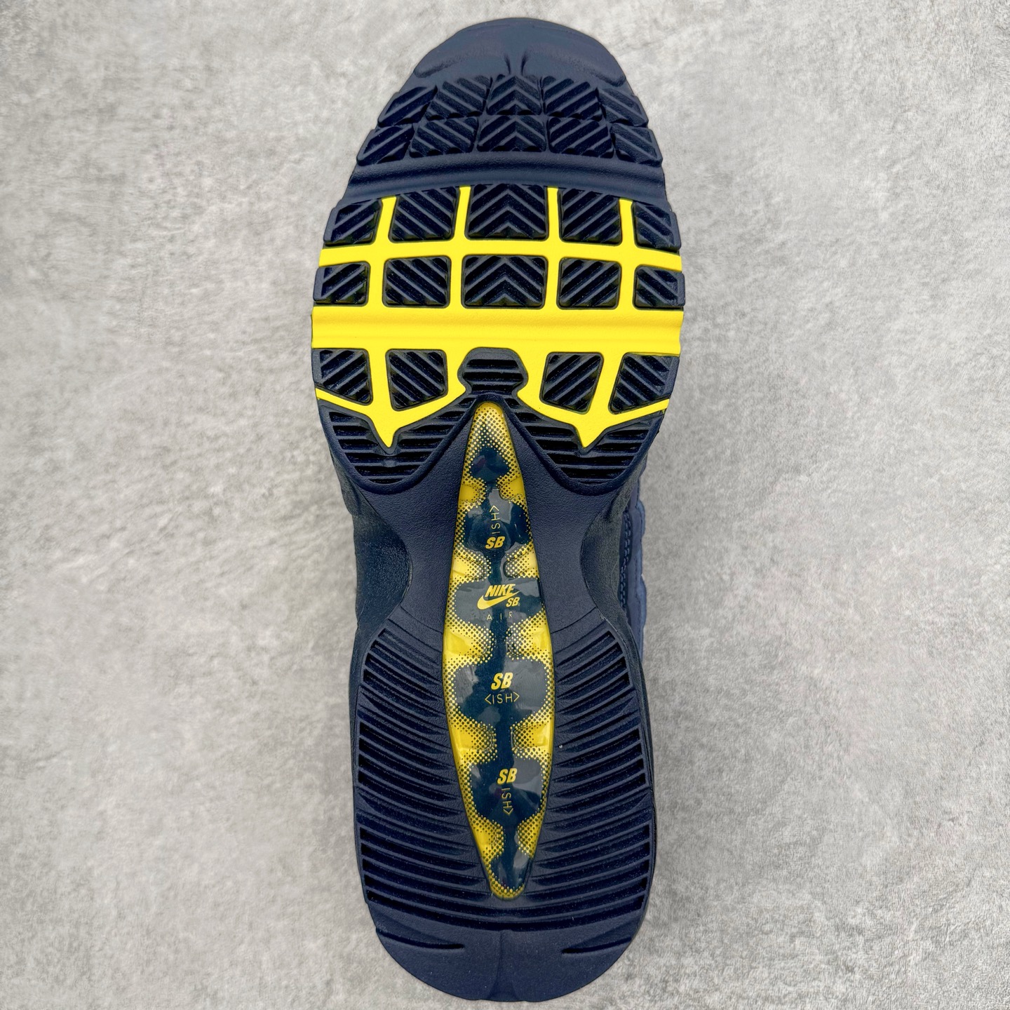 图片[9]-＃KZ神版 Eric Koston x NK Air Max 95 \\\”Obsidian and Speed Yellow\\\” 低帮休闲跑步鞋 男女同款 联名蓝白 HQ8492-400 经典重温 外单专供大厂出品 品质稳定 一百余色 终端操作 鞋款设计灵感源于人体构造 中底设计基于人体的脊柱构造 是整体设计的核心 尼龙孔眼代表了肋骨 而分层式面板和网眼象征着肌肉纤维和肉体组织 Air Max 95采用了两个独立的吹塑成型的Air-Sole单元 并首次在前掌使用可视化气垫设计 Swoosh logo夜当作一个 点符号放在了鞋子的后帮位置 20年的发展让 AIR MAX 95有了不同的故事 20年后再度面向世人的时候 焕然一新的面貌 让人有了另外一种清新脱俗的感觉 尺码：40 40.5 41 42 42.5 43 44 44.5 45 45.5 46 47.5 48.5-选品中心