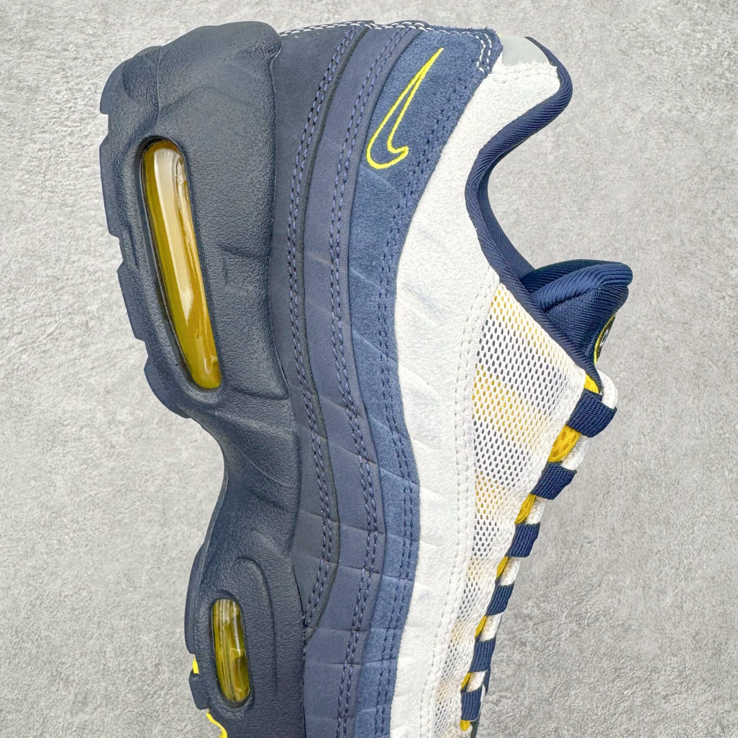 图片[6]-＃KZ神版 Eric Koston x NK Air Max 95 \\\”Obsidian and Speed Yellow\\\” 低帮休闲跑步鞋 男女同款 联名蓝白 HQ8492-400 经典重温 外单专供大厂出品 品质稳定 一百余色 终端操作 鞋款设计灵感源于人体构造 中底设计基于人体的脊柱构造 是整体设计的核心 尼龙孔眼代表了肋骨 而分层式面板和网眼象征着肌肉纤维和肉体组织 Air Max 95采用了两个独立的吹塑成型的Air-Sole单元 并首次在前掌使用可视化气垫设计 Swoosh logo夜当作一个 点符号放在了鞋子的后帮位置 20年的发展让 AIR MAX 95有了不同的故事 20年后再度面向世人的时候 焕然一新的面貌 让人有了另外一种清新脱俗的感觉 尺码：40 40.5 41 42 42.5 43 44 44.5 45 45.5 46 47.5 48.5-选品中心