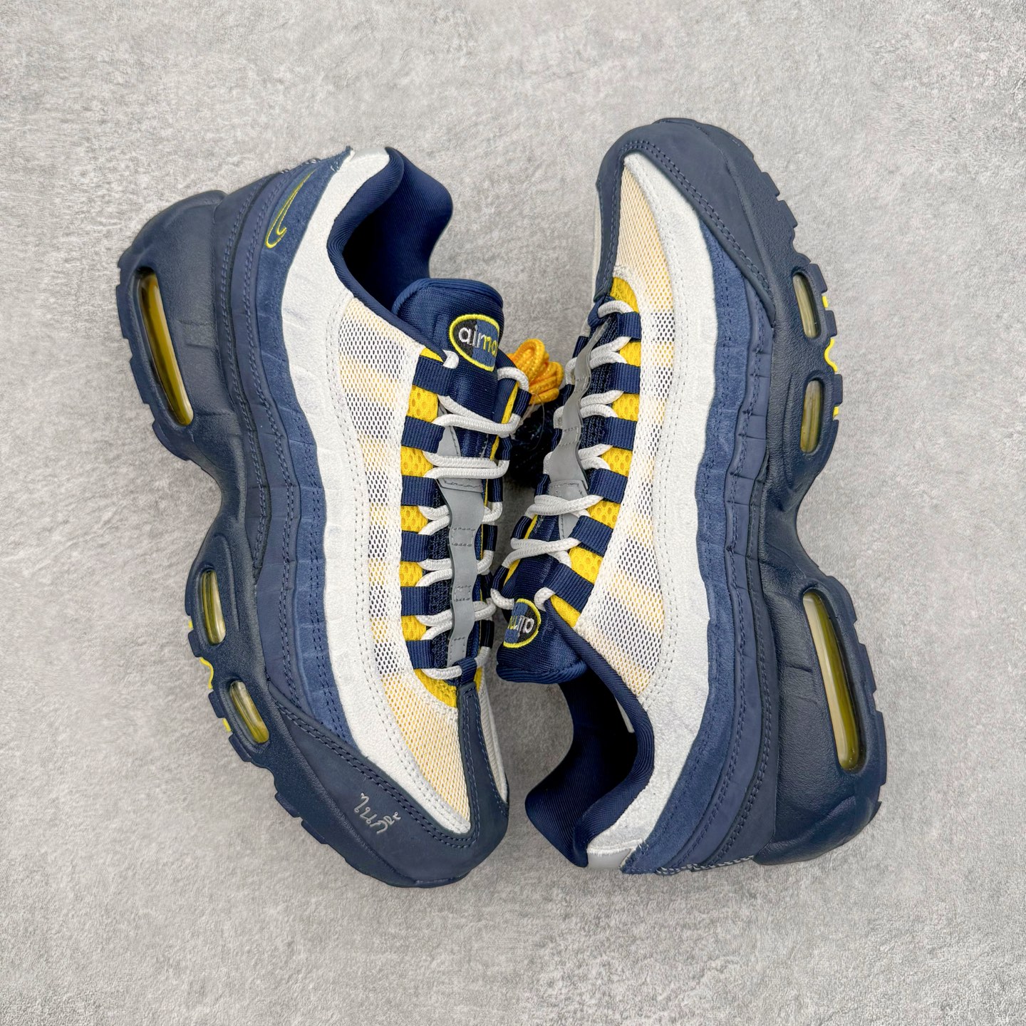 图片[3]-＃KZ神版 Eric Koston x NK Air Max 95 \\\”Obsidian and Speed Yellow\\\” 低帮休闲跑步鞋 男女同款 联名蓝白 HQ8492-400 经典重温 外单专供大厂出品 品质稳定 一百余色 终端操作 鞋款设计灵感源于人体构造 中底设计基于人体的脊柱构造 是整体设计的核心 尼龙孔眼代表了肋骨 而分层式面板和网眼象征着肌肉纤维和肉体组织 Air Max 95采用了两个独立的吹塑成型的Air-Sole单元 并首次在前掌使用可视化气垫设计 Swoosh logo夜当作一个 点符号放在了鞋子的后帮位置 20年的发展让 AIR MAX 95有了不同的故事 20年后再度面向世人的时候 焕然一新的面貌 让人有了另外一种清新脱俗的感觉 尺码：40 40.5 41 42 42.5 43 44 44.5 45 45.5 46 47.5 48.5-选品中心