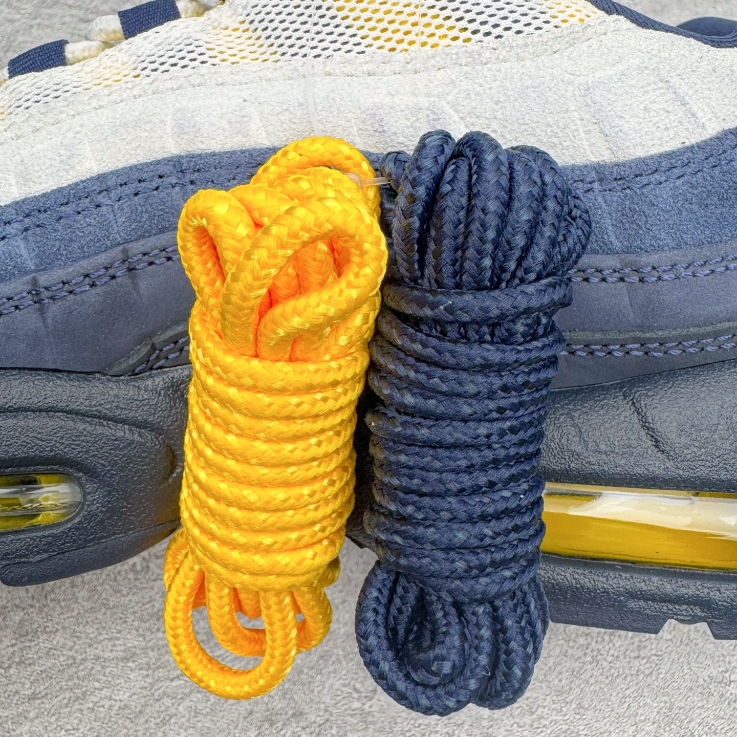 图片[13]-＃KZ神版 Eric Koston x NK Air Max 95 \\\”Obsidian and Speed Yellow\\\” 低帮休闲跑步鞋 男女同款 联名蓝白 HQ8492-400 经典重温 外单专供大厂出品 品质稳定 一百余色 终端操作 鞋款设计灵感源于人体构造 中底设计基于人体的脊柱构造 是整体设计的核心 尼龙孔眼代表了肋骨 而分层式面板和网眼象征着肌肉纤维和肉体组织 Air Max 95采用了两个独立的吹塑成型的Air-Sole单元 并首次在前掌使用可视化气垫设计 Swoosh logo夜当作一个 点符号放在了鞋子的后帮位置 20年的发展让 AIR MAX 95有了不同的故事 20年后再度面向世人的时候 焕然一新的面貌 让人有了另外一种清新脱俗的感觉 尺码：40 40.5 41 42 42.5 43 44 44.5 45 45.5 46 47.5 48.5-选品中心