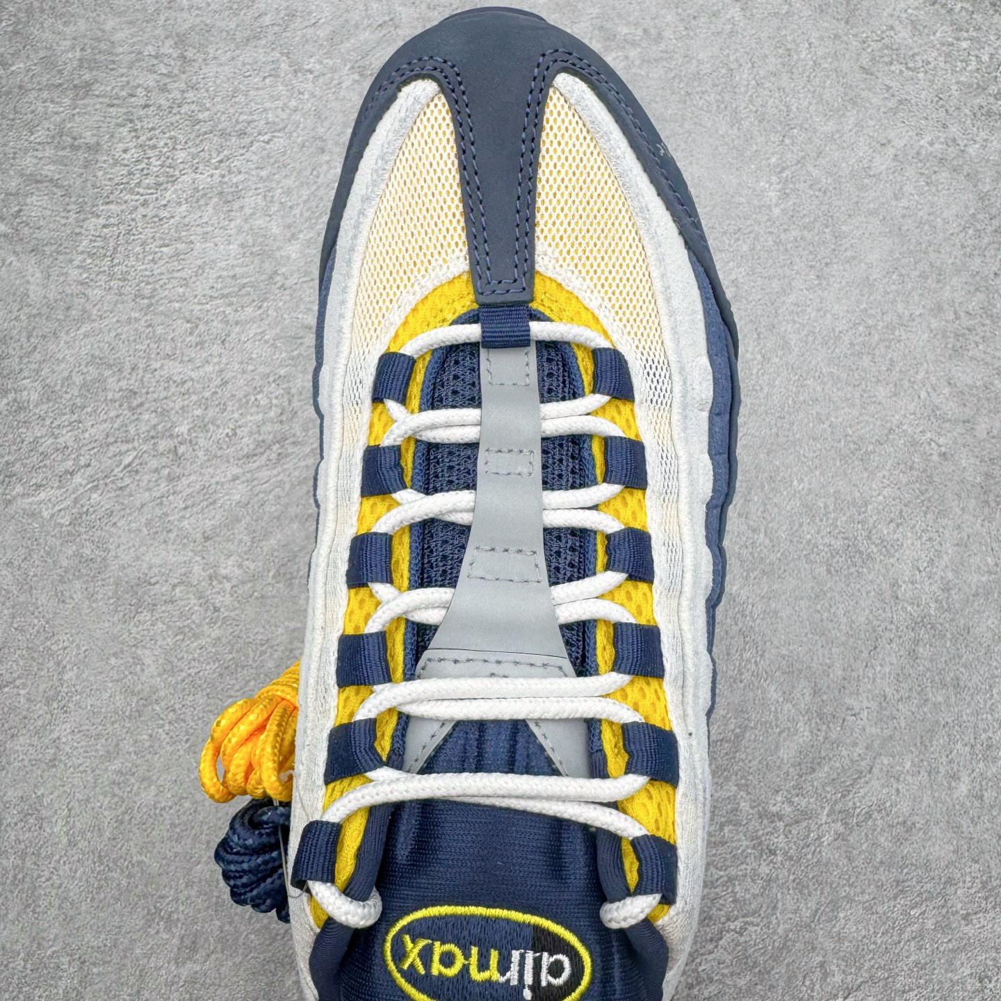图片[4]-＃KZ神版 Eric Koston x NK Air Max 95 \\\”Obsidian and Speed Yellow\\\” 低帮休闲跑步鞋 男女同款 联名蓝白 HQ8492-400 经典重温 外单专供大厂出品 品质稳定 一百余色 终端操作 鞋款设计灵感源于人体构造 中底设计基于人体的脊柱构造 是整体设计的核心 尼龙孔眼代表了肋骨 而分层式面板和网眼象征着肌肉纤维和肉体组织 Air Max 95采用了两个独立的吹塑成型的Air-Sole单元 并首次在前掌使用可视化气垫设计 Swoosh logo夜当作一个 点符号放在了鞋子的后帮位置 20年的发展让 AIR MAX 95有了不同的故事 20年后再度面向世人的时候 焕然一新的面貌 让人有了另外一种清新脱俗的感觉 尺码：40 40.5 41 42 42.5 43 44 44.5 45 45.5 46 47.5 48.5-选品中心