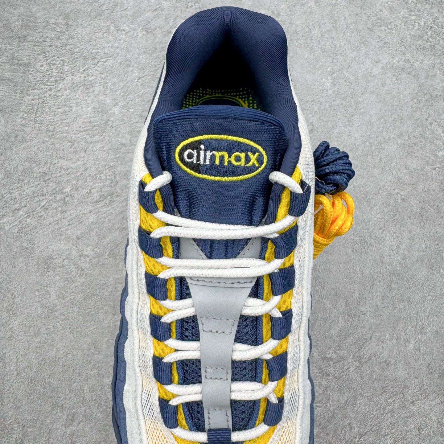 图片[5]-＃KZ神版 Eric Koston x NK Air Max 95 \\\”Obsidian and Speed Yellow\\\” 低帮休闲跑步鞋 男女同款 联名蓝白 HQ8492-400 经典重温 外单专供大厂出品 品质稳定 一百余色 终端操作 鞋款设计灵感源于人体构造 中底设计基于人体的脊柱构造 是整体设计的核心 尼龙孔眼代表了肋骨 而分层式面板和网眼象征着肌肉纤维和肉体组织 Air Max 95采用了两个独立的吹塑成型的Air-Sole单元 并首次在前掌使用可视化气垫设计 Swoosh logo夜当作一个 点符号放在了鞋子的后帮位置 20年的发展让 AIR MAX 95有了不同的故事 20年后再度面向世人的时候 焕然一新的面貌 让人有了另外一种清新脱俗的感觉 尺码：40 40.5 41 42 42.5 43 44 44.5 45 45.5 46 47.5 48.5-选品中心