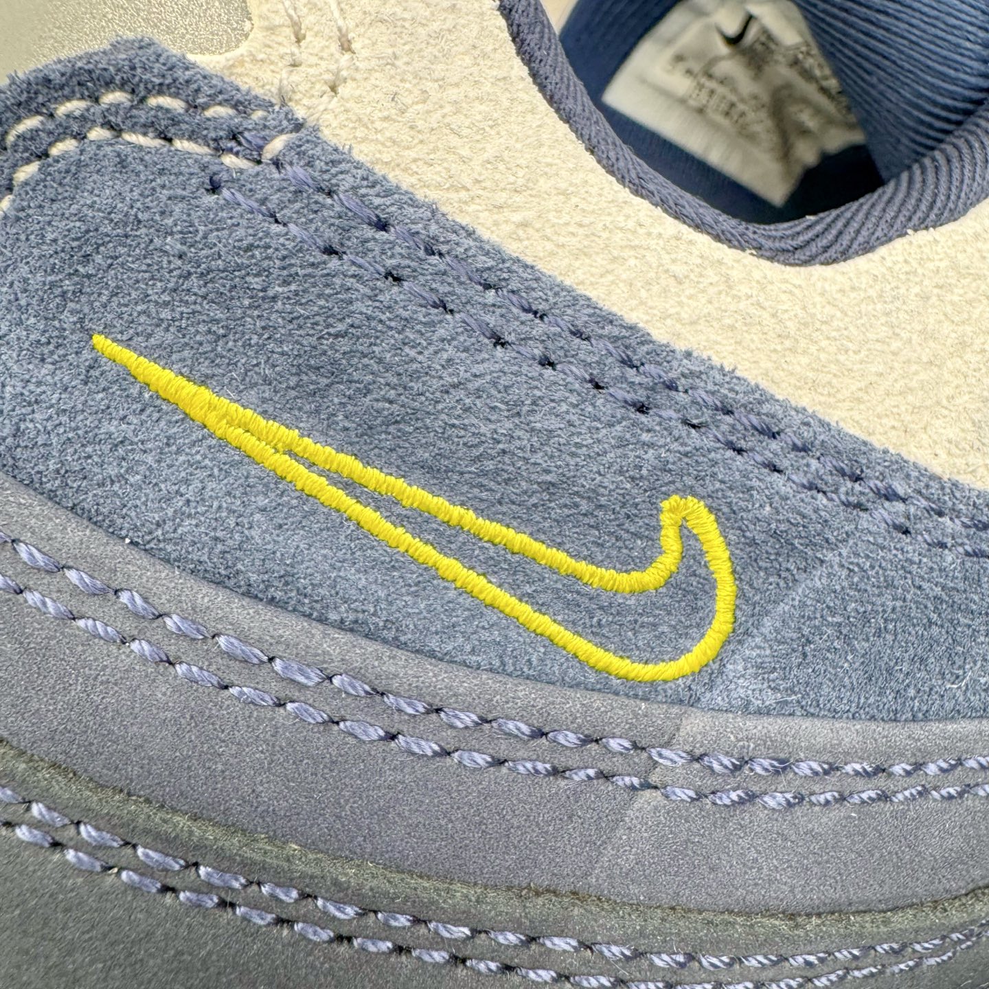 图片[18]-＃KZ神版 Eric Koston x NK Air Max 95 \\\”Obsidian and Speed Yellow\\\” 低帮休闲跑步鞋 男女同款 联名蓝白 HQ8492-400 经典重温 外单专供大厂出品 品质稳定 一百余色 终端操作 鞋款设计灵感源于人体构造 中底设计基于人体的脊柱构造 是整体设计的核心 尼龙孔眼代表了肋骨 而分层式面板和网眼象征着肌肉纤维和肉体组织 Air Max 95采用了两个独立的吹塑成型的Air-Sole单元 并首次在前掌使用可视化气垫设计 Swoosh logo夜当作一个 点符号放在了鞋子的后帮位置 20年的发展让 AIR MAX 95有了不同的故事 20年后再度面向世人的时候 焕然一新的面貌 让人有了另外一种清新脱俗的感觉 尺码：40 40.5 41 42 42.5 43 44 44.5 45 45.5 46 47.5 48.5-选品中心