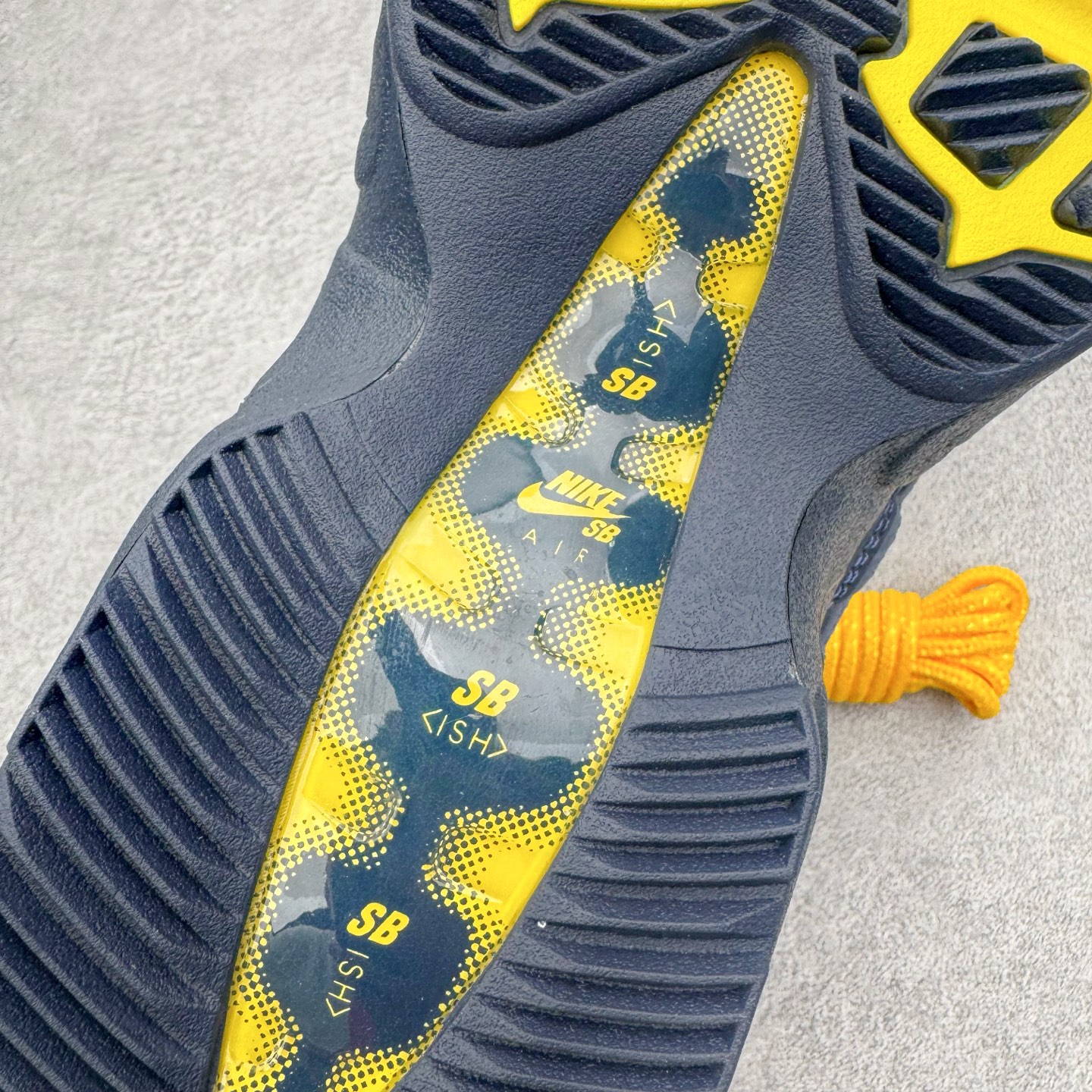 图片[21]-＃KZ神版 Eric Koston x NK Air Max 95 \\\”Obsidian and Speed Yellow\\\” 低帮休闲跑步鞋 男女同款 联名蓝白 HQ8492-400 经典重温 外单专供大厂出品 品质稳定 一百余色 终端操作 鞋款设计灵感源于人体构造 中底设计基于人体的脊柱构造 是整体设计的核心 尼龙孔眼代表了肋骨 而分层式面板和网眼象征着肌肉纤维和肉体组织 Air Max 95采用了两个独立的吹塑成型的Air-Sole单元 并首次在前掌使用可视化气垫设计 Swoosh logo夜当作一个 点符号放在了鞋子的后帮位置 20年的发展让 AIR MAX 95有了不同的故事 20年后再度面向世人的时候 焕然一新的面貌 让人有了另外一种清新脱俗的感觉 尺码：40 40.5 41 42 42.5 43 44 44.5 45 45.5 46 47.5 48.5-选品中心