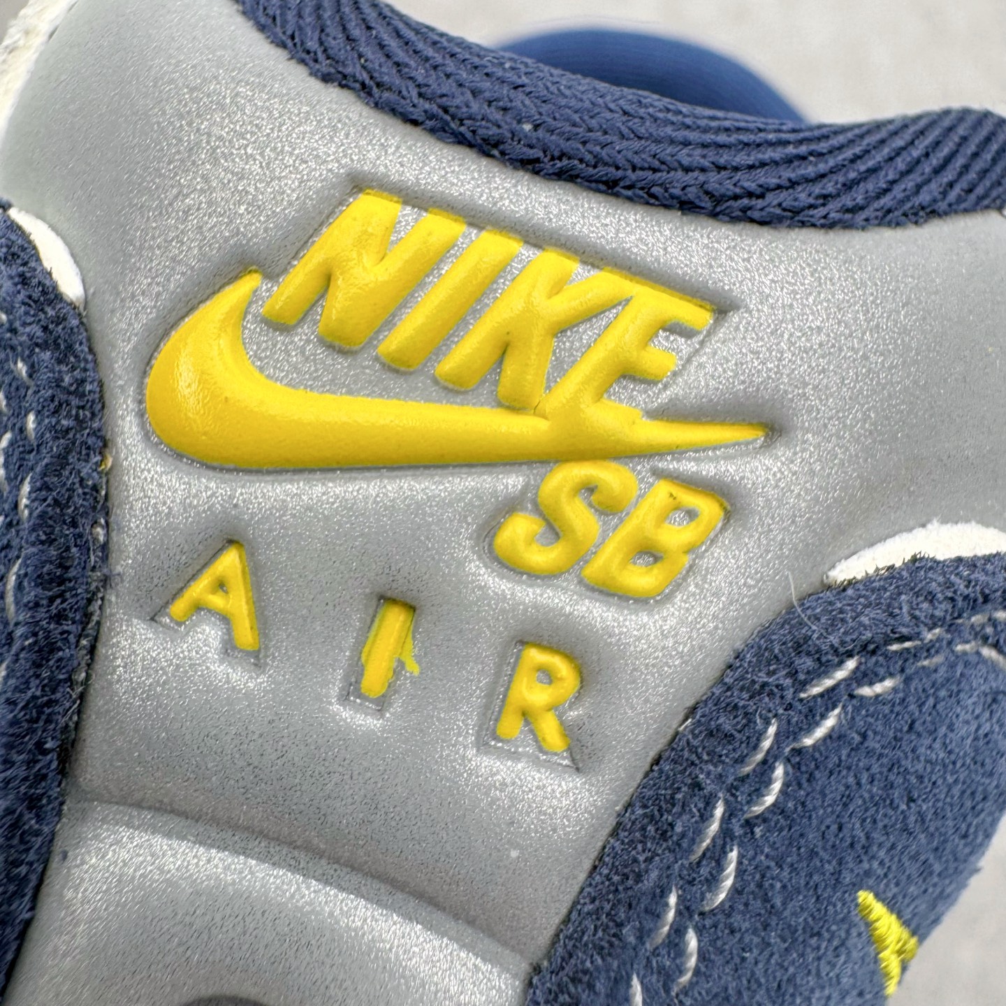 图片[17]-＃KZ神版 Eric Koston x NK Air Max 95 \\\”Obsidian and Speed Yellow\\\” 低帮休闲跑步鞋 男女同款 联名蓝白 HQ8492-400 经典重温 外单专供大厂出品 品质稳定 一百余色 终端操作 鞋款设计灵感源于人体构造 中底设计基于人体的脊柱构造 是整体设计的核心 尼龙孔眼代表了肋骨 而分层式面板和网眼象征着肌肉纤维和肉体组织 Air Max 95采用了两个独立的吹塑成型的Air-Sole单元 并首次在前掌使用可视化气垫设计 Swoosh logo夜当作一个 点符号放在了鞋子的后帮位置 20年的发展让 AIR MAX 95有了不同的故事 20年后再度面向世人的时候 焕然一新的面貌 让人有了另外一种清新脱俗的感觉 尺码：40 40.5 41 42 42.5 43 44 44.5 45 45.5 46 47.5 48.5-选品中心