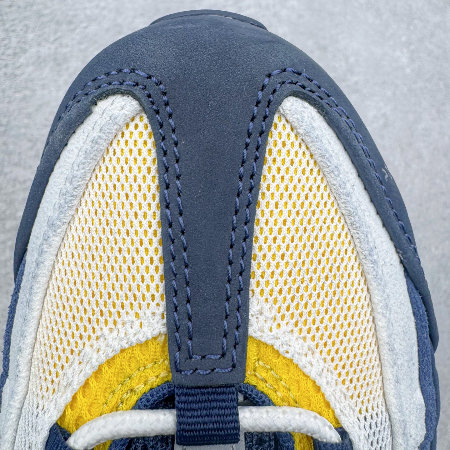 图片[16]-＃KZ神版 Eric Koston x NK Air Max 95 \\\”Obsidian and Speed Yellow\\\” 低帮休闲跑步鞋 男女同款 联名蓝白 HQ8492-400 经典重温 外单专供大厂出品 品质稳定 一百余色 终端操作 鞋款设计灵感源于人体构造 中底设计基于人体的脊柱构造 是整体设计的核心 尼龙孔眼代表了肋骨 而分层式面板和网眼象征着肌肉纤维和肉体组织 Air Max 95采用了两个独立的吹塑成型的Air-Sole单元 并首次在前掌使用可视化气垫设计 Swoosh logo夜当作一个 点符号放在了鞋子的后帮位置 20年的发展让 AIR MAX 95有了不同的故事 20年后再度面向世人的时候 焕然一新的面貌 让人有了另外一种清新脱俗的感觉 尺码：40 40.5 41 42 42.5 43 44 44.5 45 45.5 46 47.5 48.5-选品中心