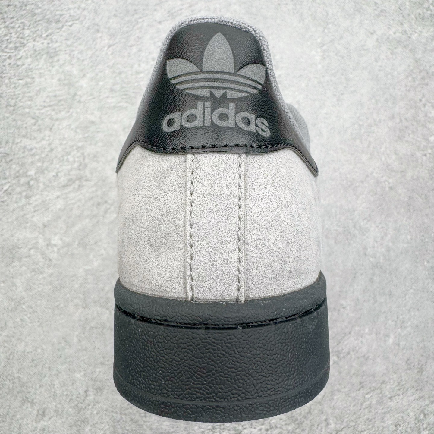 图片[8]-＃XP纯原套现福利 AD Originals Superstar 经典复古贝壳头板鞋 JQ3222 诞生于1969年 是第一双将全皮面鞋 身与橡胶鞋头结合在一起的低帮篮球鞋 Superstar最开始 是作为高帮篮球鞋Pro Model的低帮版本而出现的 但因为其独特和醒目的橡胶鞋头造型而让大家熟知 被大家形象地称为\\\”shelltoe\\\”贝壳头 在70年代的美国职业篮球场上 接近3/4的NBA球员都将这双Superstar作为场上用鞋 80年代之后 经过不断的改良和发展 Superstar逐渐成为横跨时装、音乐、街头文化、休闲和运动等各大领域的时尚潮鞋 尺码：36 36.5 37 38 38.5 39 40 40.5 41 42 42.5 43 44 44.5 45-选品中心