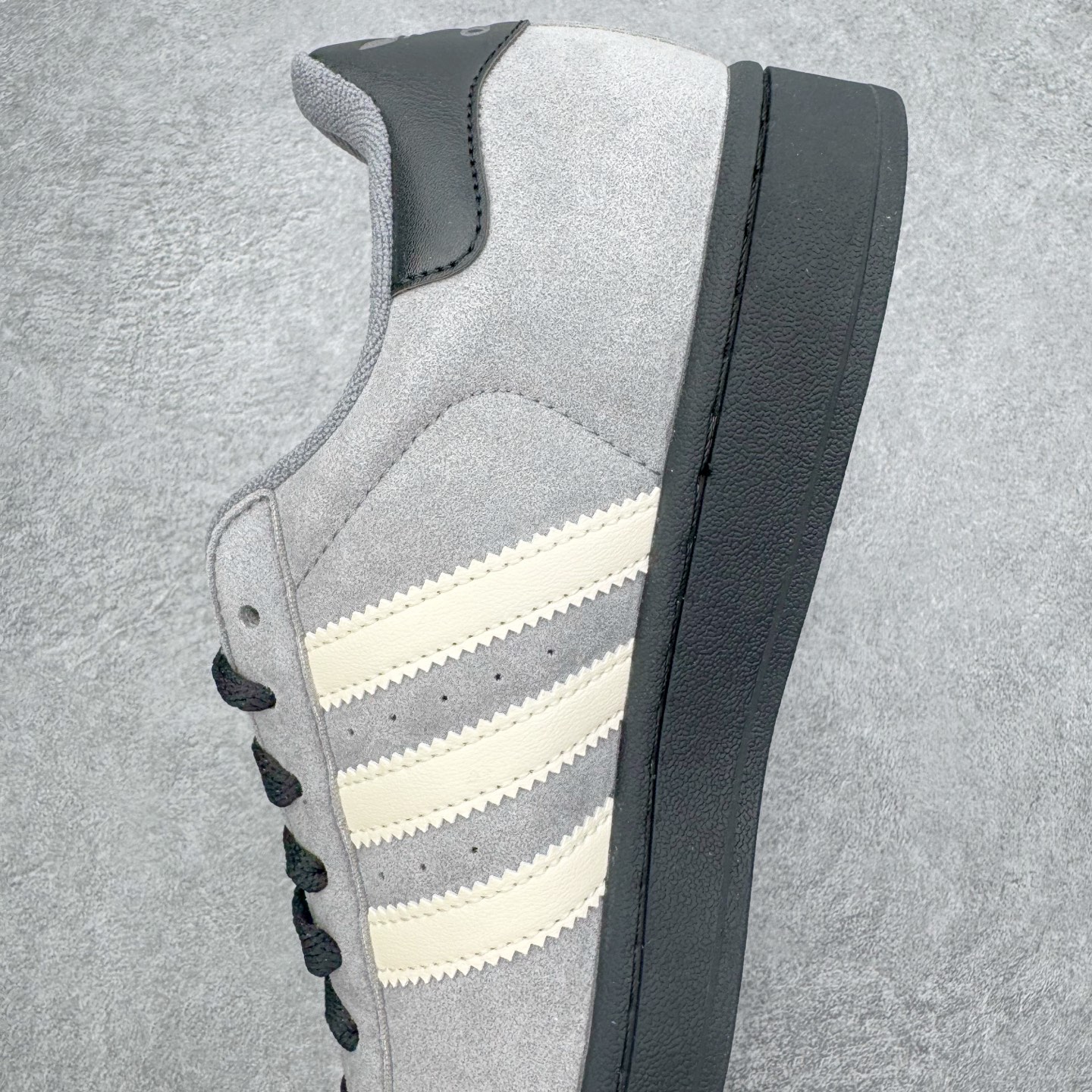 图片[7]-＃XP纯原套现福利 AD Originals Superstar 经典复古贝壳头板鞋 JQ3222 诞生于1969年 是第一双将全皮面鞋 身与橡胶鞋头结合在一起的低帮篮球鞋 Superstar最开始 是作为高帮篮球鞋Pro Model的低帮版本而出现的 但因为其独特和醒目的橡胶鞋头造型而让大家熟知 被大家形象地称为\\\”shelltoe\\\”贝壳头 在70年代的美国职业篮球场上 接近3/4的NBA球员都将这双Superstar作为场上用鞋 80年代之后 经过不断的改良和发展 Superstar逐渐成为横跨时装、音乐、街头文化、休闲和运动等各大领域的时尚潮鞋 尺码：36 36.5 37 38 38.5 39 40 40.5 41 42 42.5 43 44 44.5 45-选品中心