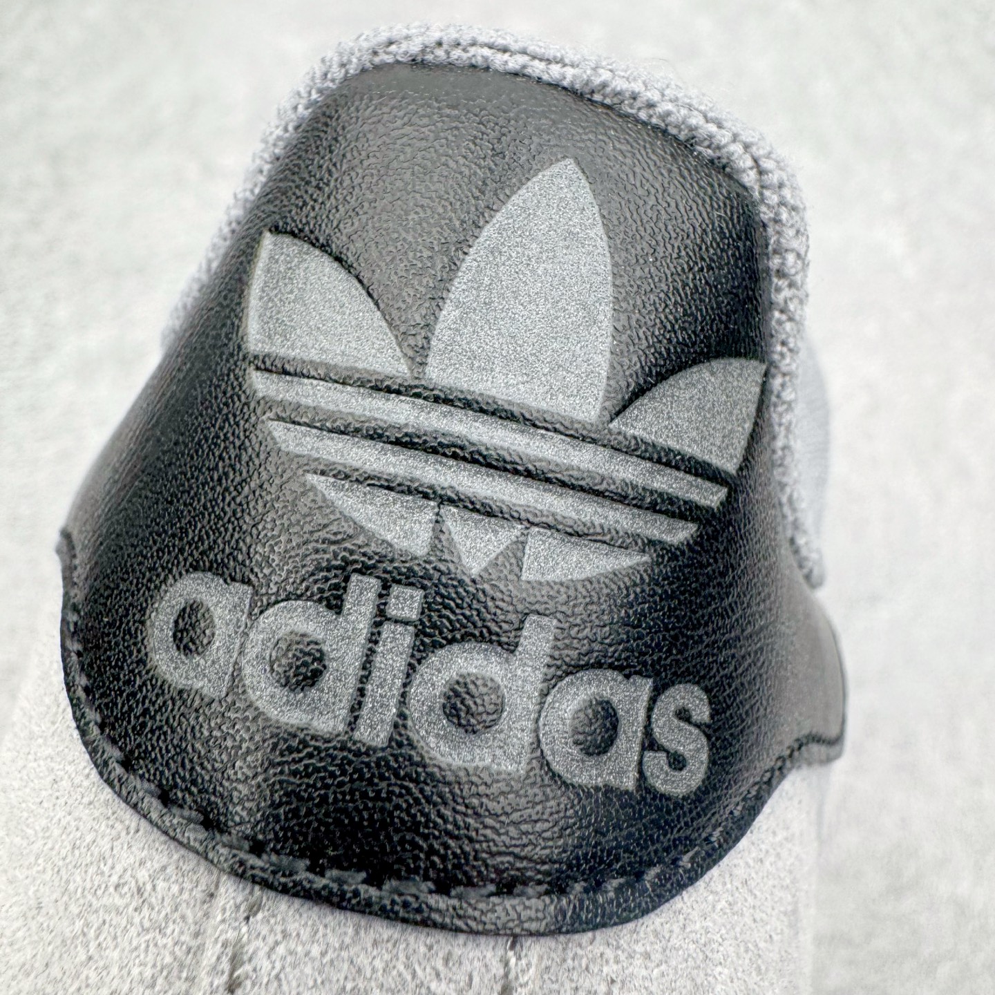 图片[14]-＃XP纯原套现福利 AD Originals Superstar 经典复古贝壳头板鞋 JQ3222 诞生于1969年 是第一双将全皮面鞋 身与橡胶鞋头结合在一起的低帮篮球鞋 Superstar最开始 是作为高帮篮球鞋Pro Model的低帮版本而出现的 但因为其独特和醒目的橡胶鞋头造型而让大家熟知 被大家形象地称为\\\”shelltoe\\\”贝壳头 在70年代的美国职业篮球场上 接近3/4的NBA球员都将这双Superstar作为场上用鞋 80年代之后 经过不断的改良和发展 Superstar逐渐成为横跨时装、音乐、街头文化、休闲和运动等各大领域的时尚潮鞋 尺码：36 36.5 37 38 38.5 39 40 40.5 41 42 42.5 43 44 44.5 45-选品中心