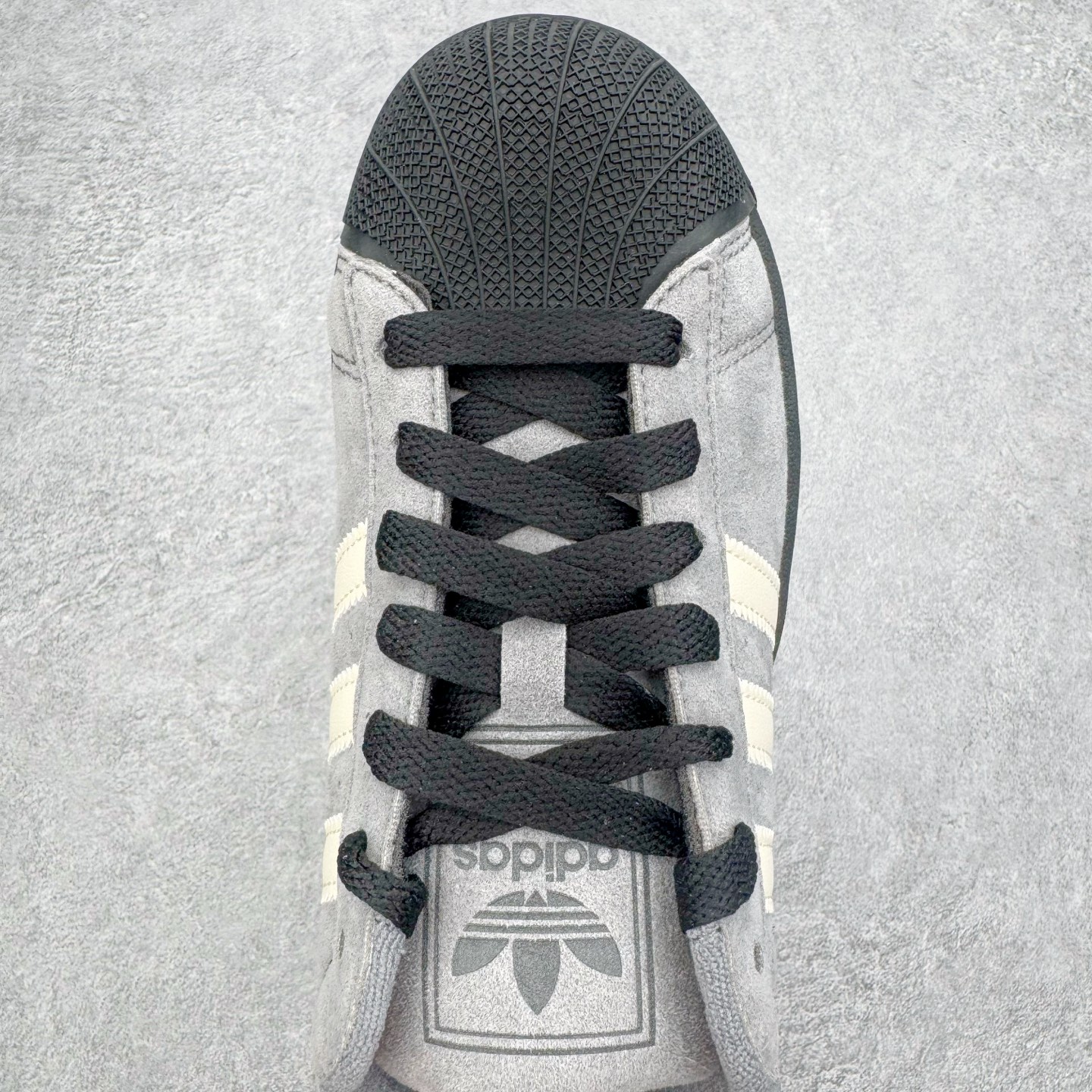 图片[4]-＃XP纯原套现福利 AD Originals Superstar 经典复古贝壳头板鞋 JQ3222 诞生于1969年 是第一双将全皮面鞋 身与橡胶鞋头结合在一起的低帮篮球鞋 Superstar最开始 是作为高帮篮球鞋Pro Model的低帮版本而出现的 但因为其独特和醒目的橡胶鞋头造型而让大家熟知 被大家形象地称为\\\”shelltoe\\\”贝壳头 在70年代的美国职业篮球场上 接近3/4的NBA球员都将这双Superstar作为场上用鞋 80年代之后 经过不断的改良和发展 Superstar逐渐成为横跨时装、音乐、街头文化、休闲和运动等各大领域的时尚潮鞋 尺码：36 36.5 37 38 38.5 39 40 40.5 41 42 42.5 43 44 44.5 45-选品中心