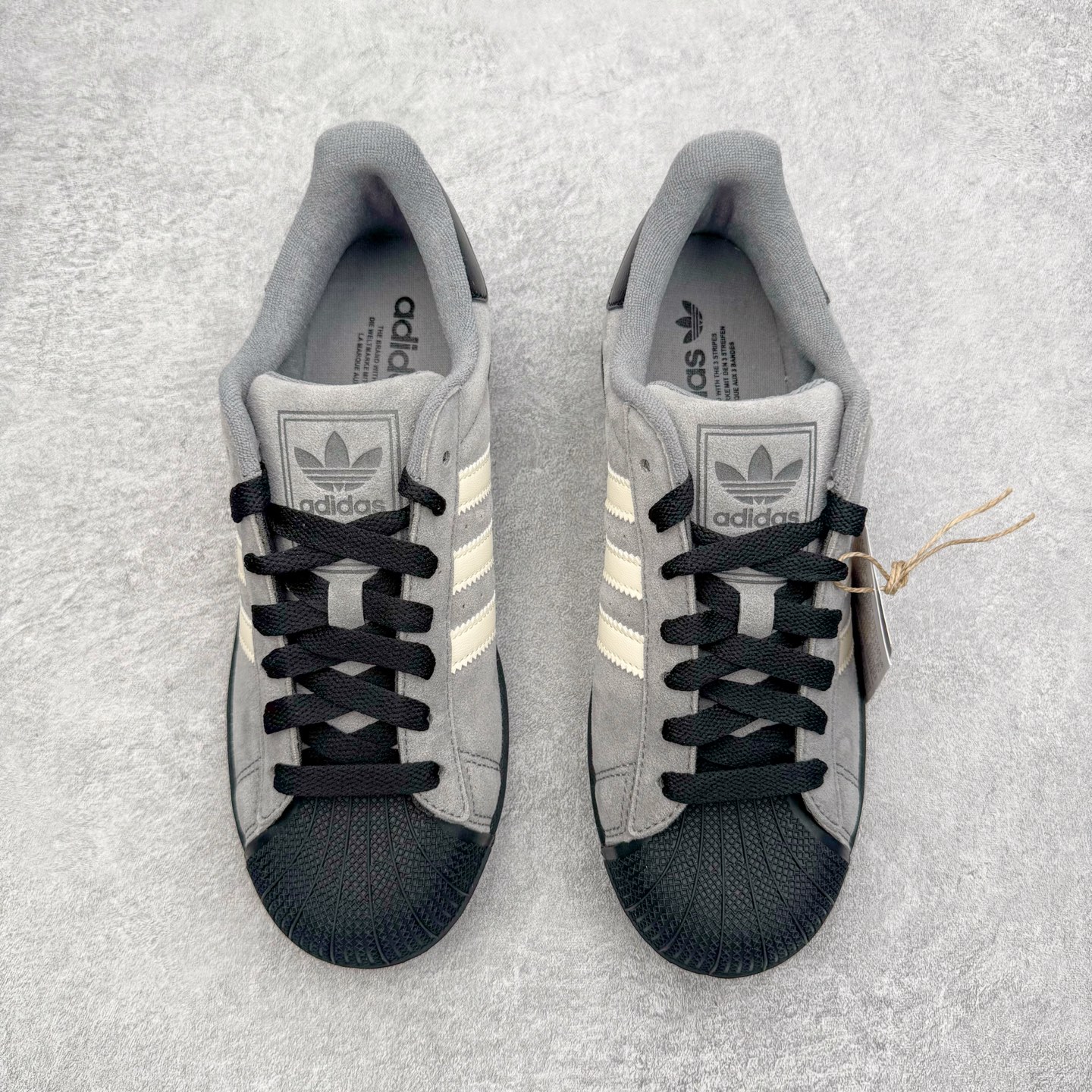 图片[2]-＃XP纯原套现福利 AD Originals Superstar 经典复古贝壳头板鞋 JQ3222 诞生于1969年 是第一双将全皮面鞋 身与橡胶鞋头结合在一起的低帮篮球鞋 Superstar最开始 是作为高帮篮球鞋Pro Model的低帮版本而出现的 但因为其独特和醒目的橡胶鞋头造型而让大家熟知 被大家形象地称为\\\”shelltoe\\\”贝壳头 在70年代的美国职业篮球场上 接近3/4的NBA球员都将这双Superstar作为场上用鞋 80年代之后 经过不断的改良和发展 Superstar逐渐成为横跨时装、音乐、街头文化、休闲和运动等各大领域的时尚潮鞋 尺码：36 36.5 37 38 38.5 39 40 40.5 41 42 42.5 43 44 44.5 45-选品中心