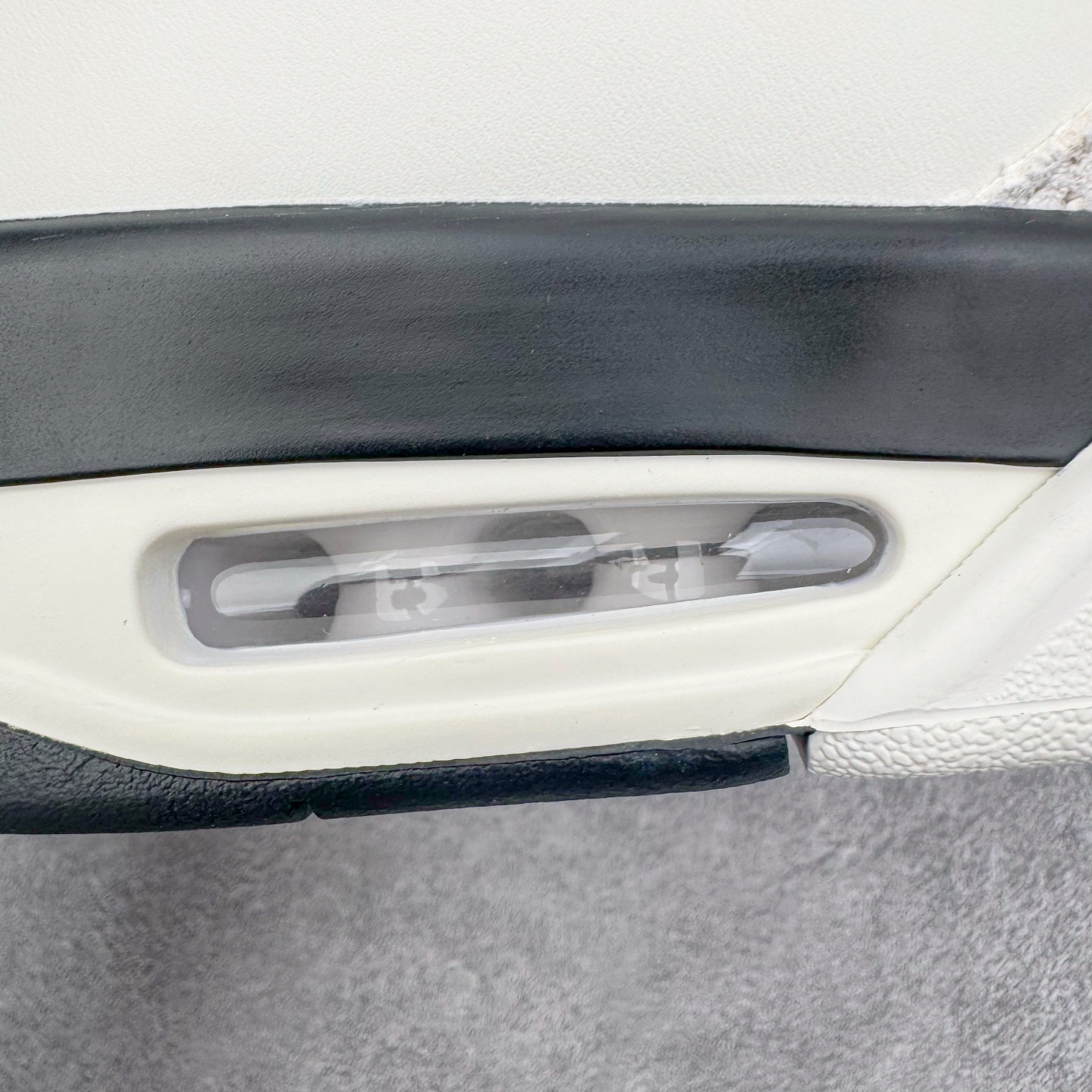 图片[18]-＃GX Air Jordan AJ4 “Flight Club”Sail/Black-University Red 飞行俱乐部 IM4002-100 全新批次 重点区分市面 唯一正确细节 后跟饰片中心位置有合模线 超弹硅胶材质 内层不织布补强 补强为硅胶提供更强耐久性 避免断裂 圈内最强四代 独家外贸特供尺码含 45.5 49.5 50.5 耗时半年巨作 全套原纸板楦头开发 原厂特供皮料加持 确保原汁原味 完美呈现四代版型 一比一鞋头弧度高度鞋身弧度 数据细节工艺流程均保持原鞋一致 原厂TPU网格鞋带扣 正确内里网布 菱角分明不变形无多余毛边 柔软性质感一致于原鞋 市场唯一原厂鞋扣模具 背面可见隐藏注塑口 原厂织唛标 原厂飞人电绣工艺 尾指中部跳三针 独家绑鞋带手法 印刷中底布 四线拉帮 米色美纹纸贴合固定 进口港宝加持 后跟自然饱满 全鞋荧光划线卡点 追求极致完美 每一双都是工艺品 多重QC质检 超越公司货的品控标准 实实在在的免检产品 尺码：40 40.5 41 42 42.5 43 44 44.5 45 45.5 46 47.5 48.5 49.5 50.5-选品中心