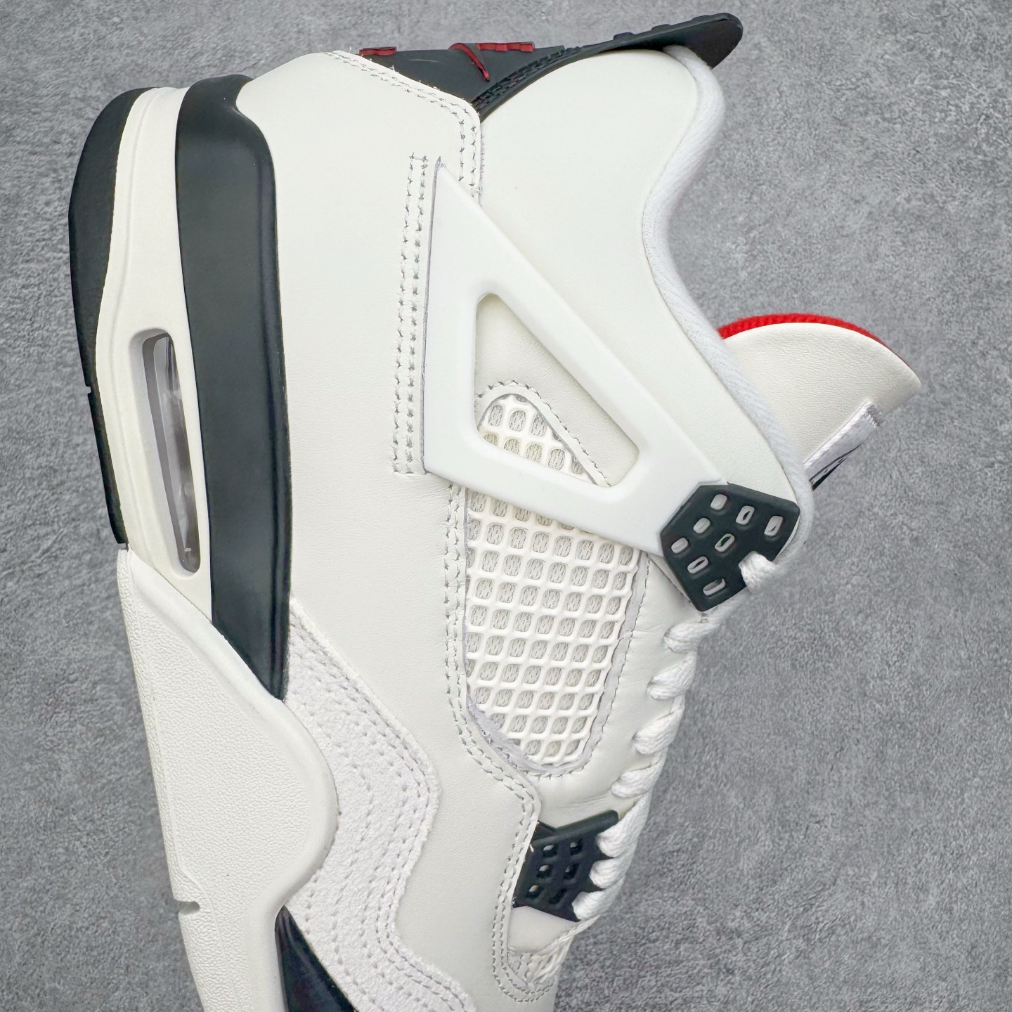 图片[6]-＃GX Air Jordan AJ4 “Flight Club”Sail/Black-University Red 飞行俱乐部 IM4002-100 全新批次 重点区分市面 唯一正确细节 后跟饰片中心位置有合模线 超弹硅胶材质 内层不织布补强 补强为硅胶提供更强耐久性 避免断裂 圈内最强四代 独家外贸特供尺码含 45.5 49.5 50.5 耗时半年巨作 全套原纸板楦头开发 原厂特供皮料加持 确保原汁原味 完美呈现四代版型 一比一鞋头弧度高度鞋身弧度 数据细节工艺流程均保持原鞋一致 原厂TPU网格鞋带扣 正确内里网布 菱角分明不变形无多余毛边 柔软性质感一致于原鞋 市场唯一原厂鞋扣模具 背面可见隐藏注塑口 原厂织唛标 原厂飞人电绣工艺 尾指中部跳三针 独家绑鞋带手法 印刷中底布 四线拉帮 米色美纹纸贴合固定 进口港宝加持 后跟自然饱满 全鞋荧光划线卡点 追求极致完美 每一双都是工艺品 多重QC质检 超越公司货的品控标准 实实在在的免检产品 尺码：40 40.5 41 42 42.5 43 44 44.5 45 45.5 46 47.5 48.5 49.5 50.5-选品中心