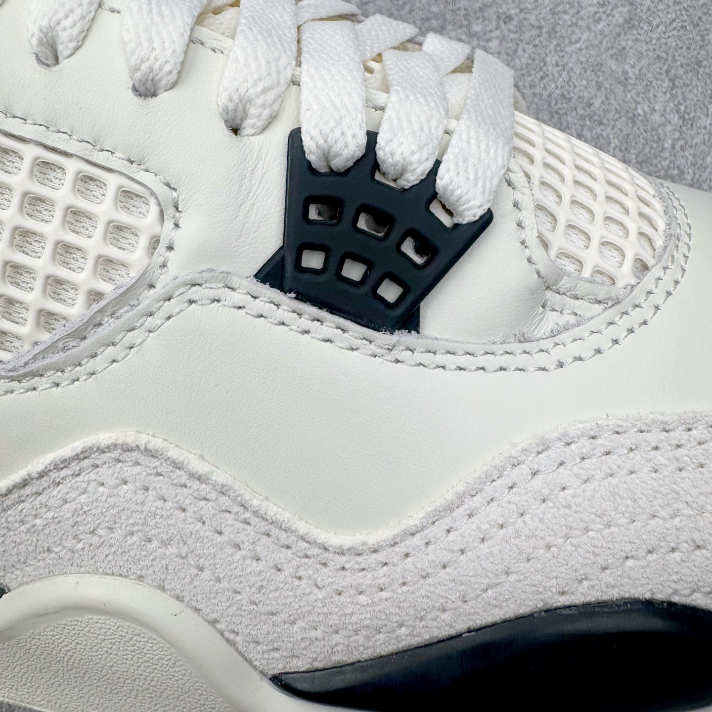 图片[17]-＃GX Air Jordan AJ4 “Flight Club”Sail/Black-University Red 飞行俱乐部 IM4002-100 全新批次 重点区分市面 唯一正确细节 后跟饰片中心位置有合模线 超弹硅胶材质 内层不织布补强 补强为硅胶提供更强耐久性 避免断裂 圈内最强四代 独家外贸特供尺码含 45.5 49.5 50.5 耗时半年巨作 全套原纸板楦头开发 原厂特供皮料加持 确保原汁原味 完美呈现四代版型 一比一鞋头弧度高度鞋身弧度 数据细节工艺流程均保持原鞋一致 原厂TPU网格鞋带扣 正确内里网布 菱角分明不变形无多余毛边 柔软性质感一致于原鞋 市场唯一原厂鞋扣模具 背面可见隐藏注塑口 原厂织唛标 原厂飞人电绣工艺 尾指中部跳三针 独家绑鞋带手法 印刷中底布 四线拉帮 米色美纹纸贴合固定 进口港宝加持 后跟自然饱满 全鞋荧光划线卡点 追求极致完美 每一双都是工艺品 多重QC质检 超越公司货的品控标准 实实在在的免检产品 尺码：40 40.5 41 42 42.5 43 44 44.5 45 45.5 46 47.5 48.5 49.5 50.5-选品中心