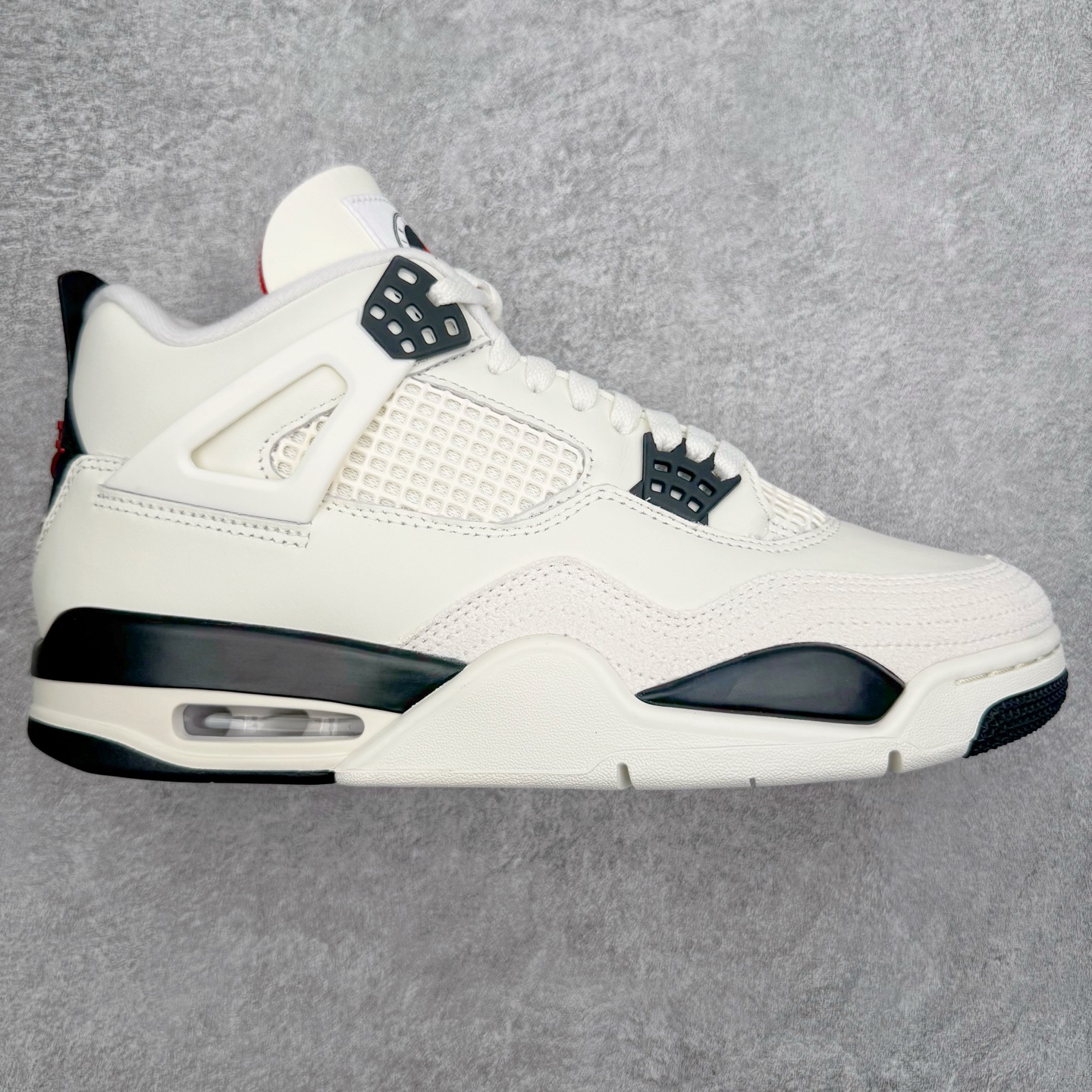 ＃GX Air Jordan AJ4 “Flight Club”Sail/Black-University Red 飞行俱乐部 IM4002-100 全新批次 重点区分市面 唯一正确细节 后跟饰片中心位置有合模线 超弹硅胶材质 内层不织布补强 补强为硅胶提供更强耐久性 避免断裂 圈内最强四代 独家外贸特供尺码含 45.5 49.5 50.5 耗时半年巨作 全套原纸板楦头开发 原厂特供皮料加持 确保原汁原味 完美呈现四代版型 一比一鞋头弧度高度鞋身弧度 数据细节工艺流程均保持原鞋一致 原厂TPU网格鞋带扣 正确内里网布 菱角分明不变形无多余毛边 柔软性质感一致于原鞋 市场唯一原厂鞋扣模具 背面可见隐藏注塑口 原厂织唛标 原厂飞人电绣工艺 尾指中部跳三针 独家绑鞋带手法 印刷中底布 四线拉帮 米色美纹纸贴合固定 进口港宝加持 后跟自然饱满 全鞋荧光划线卡点 追求极致完美 每一双都是工艺品 多重QC质检 超越公司货的品控标准 实实在在的免检产品 尺码：40 40.5 41 42 42.5 43 44 44.5 45 45.5 46 47.5 48.5 49.5 50.5-选品中心