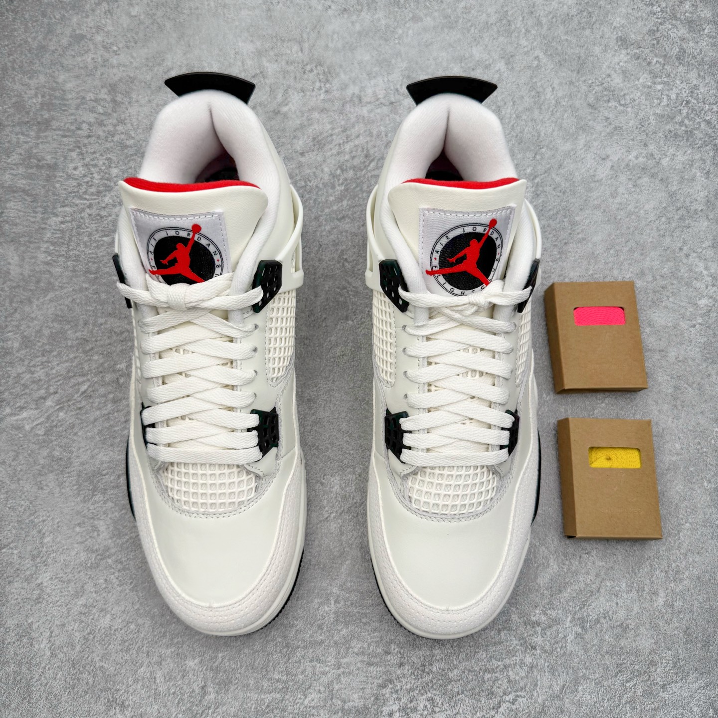 图片[2]-＃GX Air Jordan AJ4 “Flight Club”Sail/Black-University Red 飞行俱乐部 IM4002-100 全新批次 重点区分市面 唯一正确细节 后跟饰片中心位置有合模线 超弹硅胶材质 内层不织布补强 补强为硅胶提供更强耐久性 避免断裂 圈内最强四代 独家外贸特供尺码含 45.5 49.5 50.5 耗时半年巨作 全套原纸板楦头开发 原厂特供皮料加持 确保原汁原味 完美呈现四代版型 一比一鞋头弧度高度鞋身弧度 数据细节工艺流程均保持原鞋一致 原厂TPU网格鞋带扣 正确内里网布 菱角分明不变形无多余毛边 柔软性质感一致于原鞋 市场唯一原厂鞋扣模具 背面可见隐藏注塑口 原厂织唛标 原厂飞人电绣工艺 尾指中部跳三针 独家绑鞋带手法 印刷中底布 四线拉帮 米色美纹纸贴合固定 进口港宝加持 后跟自然饱满 全鞋荧光划线卡点 追求极致完美 每一双都是工艺品 多重QC质检 超越公司货的品控标准 实实在在的免检产品 尺码：40 40.5 41 42 42.5 43 44 44.5 45 45.5 46 47.5 48.5 49.5 50.5-选品中心