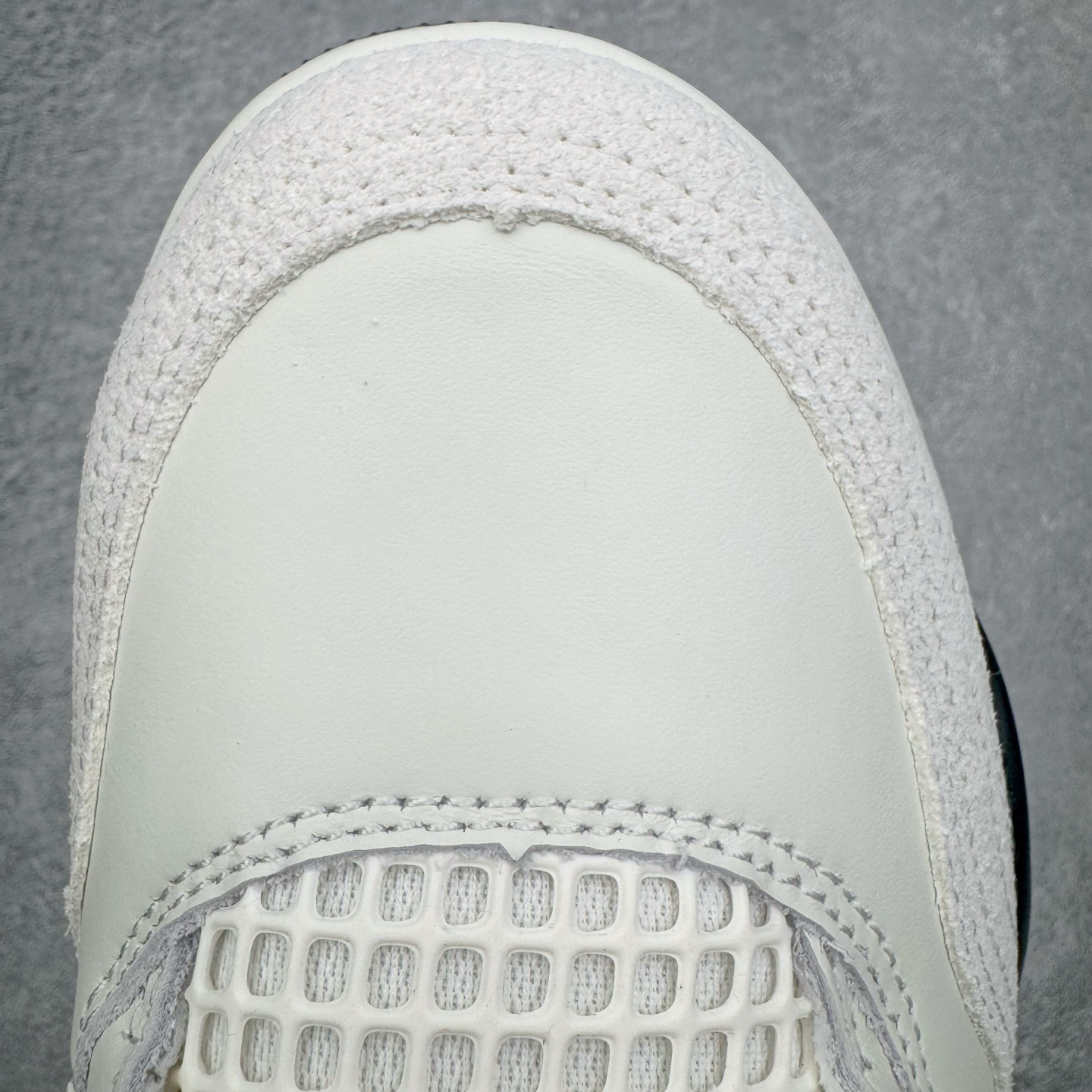 图片[14]-＃GX Air Jordan AJ4 “Flight Club”Sail/Black-University Red 飞行俱乐部 IM4002-100 全新批次 重点区分市面 唯一正确细节 后跟饰片中心位置有合模线 超弹硅胶材质 内层不织布补强 补强为硅胶提供更强耐久性 避免断裂 圈内最强四代 独家外贸特供尺码含 45.5 49.5 50.5 耗时半年巨作 全套原纸板楦头开发 原厂特供皮料加持 确保原汁原味 完美呈现四代版型 一比一鞋头弧度高度鞋身弧度 数据细节工艺流程均保持原鞋一致 原厂TPU网格鞋带扣 正确内里网布 菱角分明不变形无多余毛边 柔软性质感一致于原鞋 市场唯一原厂鞋扣模具 背面可见隐藏注塑口 原厂织唛标 原厂飞人电绣工艺 尾指中部跳三针 独家绑鞋带手法 印刷中底布 四线拉帮 米色美纹纸贴合固定 进口港宝加持 后跟自然饱满 全鞋荧光划线卡点 追求极致完美 每一双都是工艺品 多重QC质检 超越公司货的品控标准 实实在在的免检产品 尺码：40 40.5 41 42 42.5 43 44 44.5 45 45.5 46 47.5 48.5 49.5 50.5-选品中心