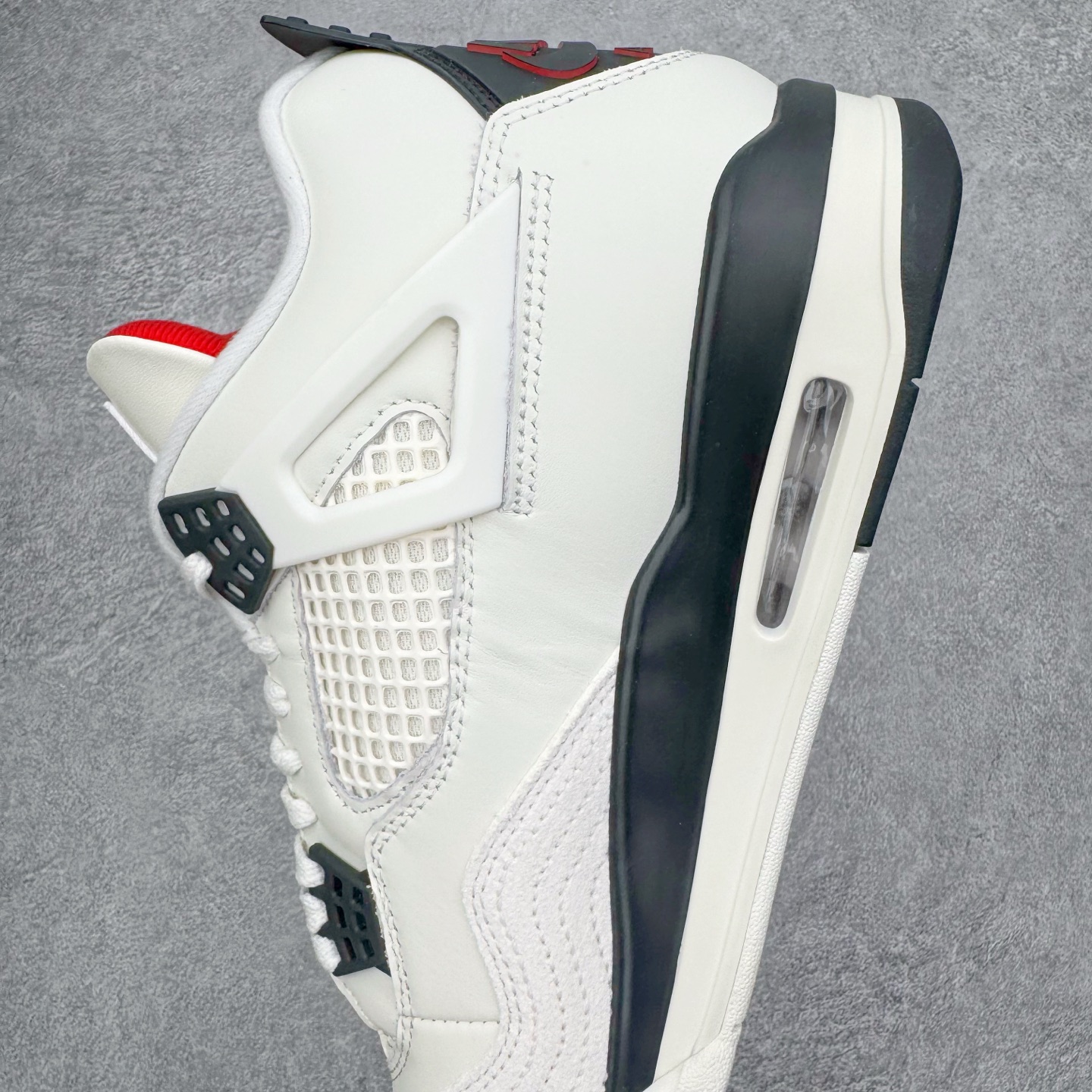 图片[7]-＃GX Air Jordan AJ4 “Flight Club”Sail/Black-University Red 飞行俱乐部 IM4002-100 全新批次 重点区分市面 唯一正确细节 后跟饰片中心位置有合模线 超弹硅胶材质 内层不织布补强 补强为硅胶提供更强耐久性 避免断裂 圈内最强四代 独家外贸特供尺码含 45.5 49.5 50.5 耗时半年巨作 全套原纸板楦头开发 原厂特供皮料加持 确保原汁原味 完美呈现四代版型 一比一鞋头弧度高度鞋身弧度 数据细节工艺流程均保持原鞋一致 原厂TPU网格鞋带扣 正确内里网布 菱角分明不变形无多余毛边 柔软性质感一致于原鞋 市场唯一原厂鞋扣模具 背面可见隐藏注塑口 原厂织唛标 原厂飞人电绣工艺 尾指中部跳三针 独家绑鞋带手法 印刷中底布 四线拉帮 米色美纹纸贴合固定 进口港宝加持 后跟自然饱满 全鞋荧光划线卡点 追求极致完美 每一双都是工艺品 多重QC质检 超越公司货的品控标准 实实在在的免检产品 尺码：40 40.5 41 42 42.5 43 44 44.5 45 45.5 46 47.5 48.5 49.5 50.5-选品中心
