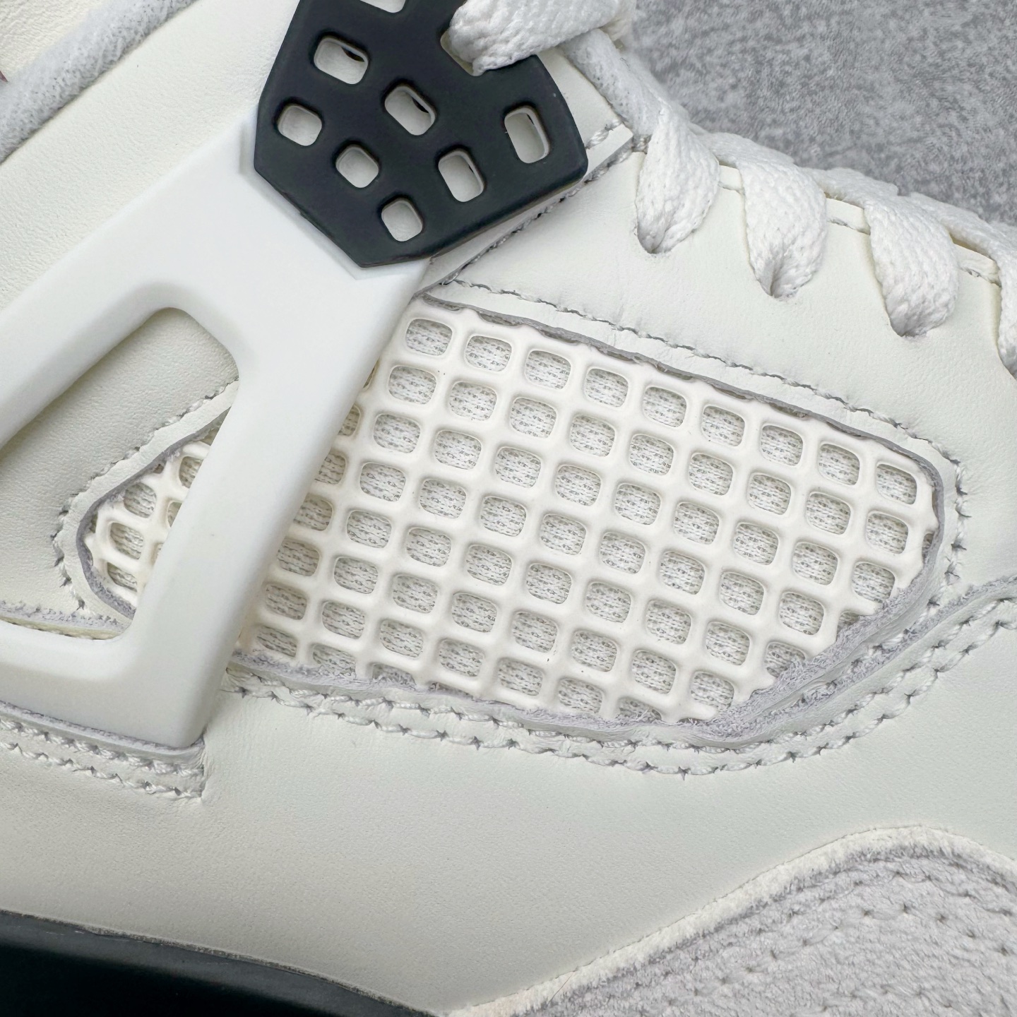 图片[16]-＃GX Air Jordan AJ4 “Flight Club”Sail/Black-University Red 飞行俱乐部 IM4002-100 全新批次 重点区分市面 唯一正确细节 后跟饰片中心位置有合模线 超弹硅胶材质 内层不织布补强 补强为硅胶提供更强耐久性 避免断裂 圈内最强四代 独家外贸特供尺码含 45.5 49.5 50.5 耗时半年巨作 全套原纸板楦头开发 原厂特供皮料加持 确保原汁原味 完美呈现四代版型 一比一鞋头弧度高度鞋身弧度 数据细节工艺流程均保持原鞋一致 原厂TPU网格鞋带扣 正确内里网布 菱角分明不变形无多余毛边 柔软性质感一致于原鞋 市场唯一原厂鞋扣模具 背面可见隐藏注塑口 原厂织唛标 原厂飞人电绣工艺 尾指中部跳三针 独家绑鞋带手法 印刷中底布 四线拉帮 米色美纹纸贴合固定 进口港宝加持 后跟自然饱满 全鞋荧光划线卡点 追求极致完美 每一双都是工艺品 多重QC质检 超越公司货的品控标准 实实在在的免检产品 尺码：40 40.5 41 42 42.5 43 44 44.5 45 45.5 46 47.5 48.5 49.5 50.5-选品中心