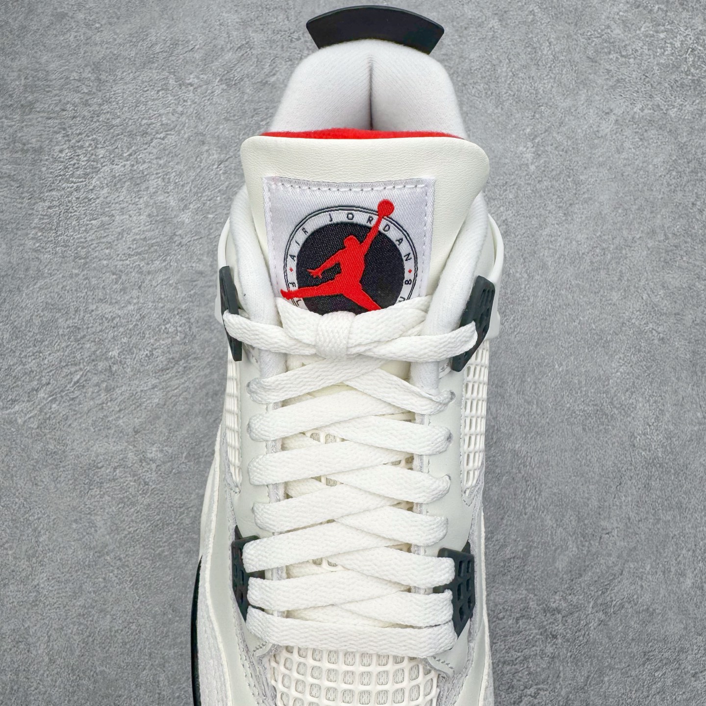 图片[5]-＃GX Air Jordan AJ4 “Flight Club”Sail/Black-University Red 飞行俱乐部 IM4002-100 全新批次 重点区分市面 唯一正确细节 后跟饰片中心位置有合模线 超弹硅胶材质 内层不织布补强 补强为硅胶提供更强耐久性 避免断裂 圈内最强四代 独家外贸特供尺码含 45.5 49.5 50.5 耗时半年巨作 全套原纸板楦头开发 原厂特供皮料加持 确保原汁原味 完美呈现四代版型 一比一鞋头弧度高度鞋身弧度 数据细节工艺流程均保持原鞋一致 原厂TPU网格鞋带扣 正确内里网布 菱角分明不变形无多余毛边 柔软性质感一致于原鞋 市场唯一原厂鞋扣模具 背面可见隐藏注塑口 原厂织唛标 原厂飞人电绣工艺 尾指中部跳三针 独家绑鞋带手法 印刷中底布 四线拉帮 米色美纹纸贴合固定 进口港宝加持 后跟自然饱满 全鞋荧光划线卡点 追求极致完美 每一双都是工艺品 多重QC质检 超越公司货的品控标准 实实在在的免检产品 尺码：40 40.5 41 42 42.5 43 44 44.5 45 45.5 46 47.5 48.5 49.5 50.5-选品中心