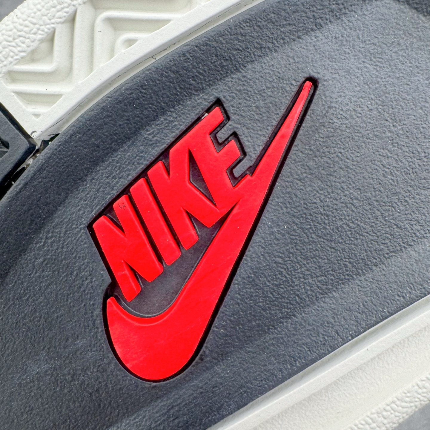 图片[19]-＃GX Air Jordan AJ4 “Flight Club”Sail/Black-University Red 飞行俱乐部 IM4002-100 全新批次 重点区分市面 唯一正确细节 后跟饰片中心位置有合模线 超弹硅胶材质 内层不织布补强 补强为硅胶提供更强耐久性 避免断裂 圈内最强四代 独家外贸特供尺码含 45.5 49.5 50.5 耗时半年巨作 全套原纸板楦头开发 原厂特供皮料加持 确保原汁原味 完美呈现四代版型 一比一鞋头弧度高度鞋身弧度 数据细节工艺流程均保持原鞋一致 原厂TPU网格鞋带扣 正确内里网布 菱角分明不变形无多余毛边 柔软性质感一致于原鞋 市场唯一原厂鞋扣模具 背面可见隐藏注塑口 原厂织唛标 原厂飞人电绣工艺 尾指中部跳三针 独家绑鞋带手法 印刷中底布 四线拉帮 米色美纹纸贴合固定 进口港宝加持 后跟自然饱满 全鞋荧光划线卡点 追求极致完美 每一双都是工艺品 多重QC质检 超越公司货的品控标准 实实在在的免检产品 尺码：40 40.5 41 42 42.5 43 44 44.5 45 45.5 46 47.5 48.5 49.5 50.5-选品中心