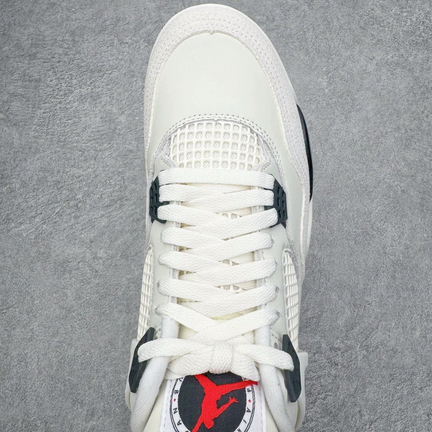 图片[4]-＃GX Air Jordan AJ4 “Flight Club”Sail/Black-University Red 飞行俱乐部 IM4002-100 全新批次 重点区分市面 唯一正确细节 后跟饰片中心位置有合模线 超弹硅胶材质 内层不织布补强 补强为硅胶提供更强耐久性 避免断裂 圈内最强四代 独家外贸特供尺码含 45.5 49.5 50.5 耗时半年巨作 全套原纸板楦头开发 原厂特供皮料加持 确保原汁原味 完美呈现四代版型 一比一鞋头弧度高度鞋身弧度 数据细节工艺流程均保持原鞋一致 原厂TPU网格鞋带扣 正确内里网布 菱角分明不变形无多余毛边 柔软性质感一致于原鞋 市场唯一原厂鞋扣模具 背面可见隐藏注塑口 原厂织唛标 原厂飞人电绣工艺 尾指中部跳三针 独家绑鞋带手法 印刷中底布 四线拉帮 米色美纹纸贴合固定 进口港宝加持 后跟自然饱满 全鞋荧光划线卡点 追求极致完美 每一双都是工艺品 多重QC质检 超越公司货的品控标准 实实在在的免检产品 尺码：40 40.5 41 42 42.5 43 44 44.5 45 45.5 46 47.5 48.5 49.5 50.5-选品中心