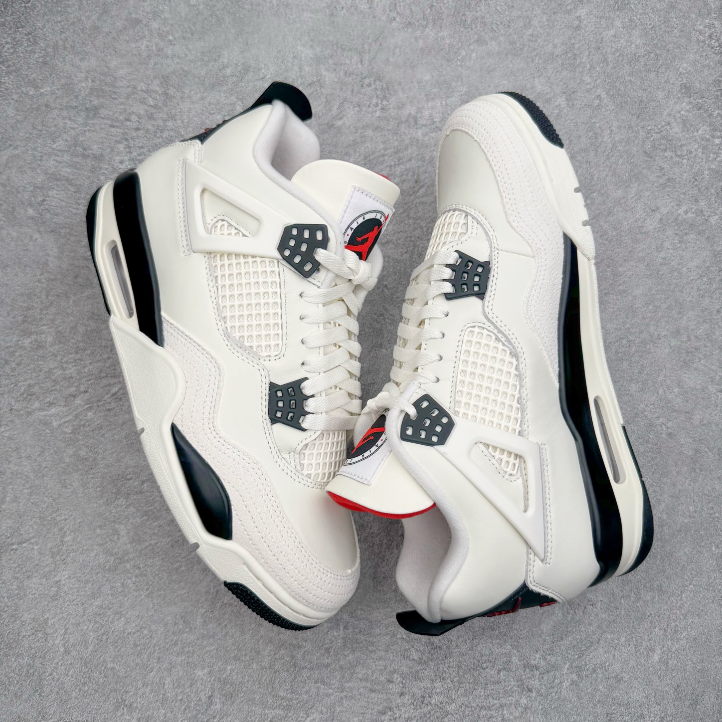 图片[3]-＃GX Air Jordan AJ4 “Flight Club”Sail/Black-University Red 飞行俱乐部 IM4002-100 全新批次 重点区分市面 唯一正确细节 后跟饰片中心位置有合模线 超弹硅胶材质 内层不织布补强 补强为硅胶提供更强耐久性 避免断裂 圈内最强四代 独家外贸特供尺码含 45.5 49.5 50.5 耗时半年巨作 全套原纸板楦头开发 原厂特供皮料加持 确保原汁原味 完美呈现四代版型 一比一鞋头弧度高度鞋身弧度 数据细节工艺流程均保持原鞋一致 原厂TPU网格鞋带扣 正确内里网布 菱角分明不变形无多余毛边 柔软性质感一致于原鞋 市场唯一原厂鞋扣模具 背面可见隐藏注塑口 原厂织唛标 原厂飞人电绣工艺 尾指中部跳三针 独家绑鞋带手法 印刷中底布 四线拉帮 米色美纹纸贴合固定 进口港宝加持 后跟自然饱满 全鞋荧光划线卡点 追求极致完美 每一双都是工艺品 多重QC质检 超越公司货的品控标准 实实在在的免检产品 尺码：40 40.5 41 42 42.5 43 44 44.5 45 45.5 46 47.5 48.5 49.5 50.5-选品中心