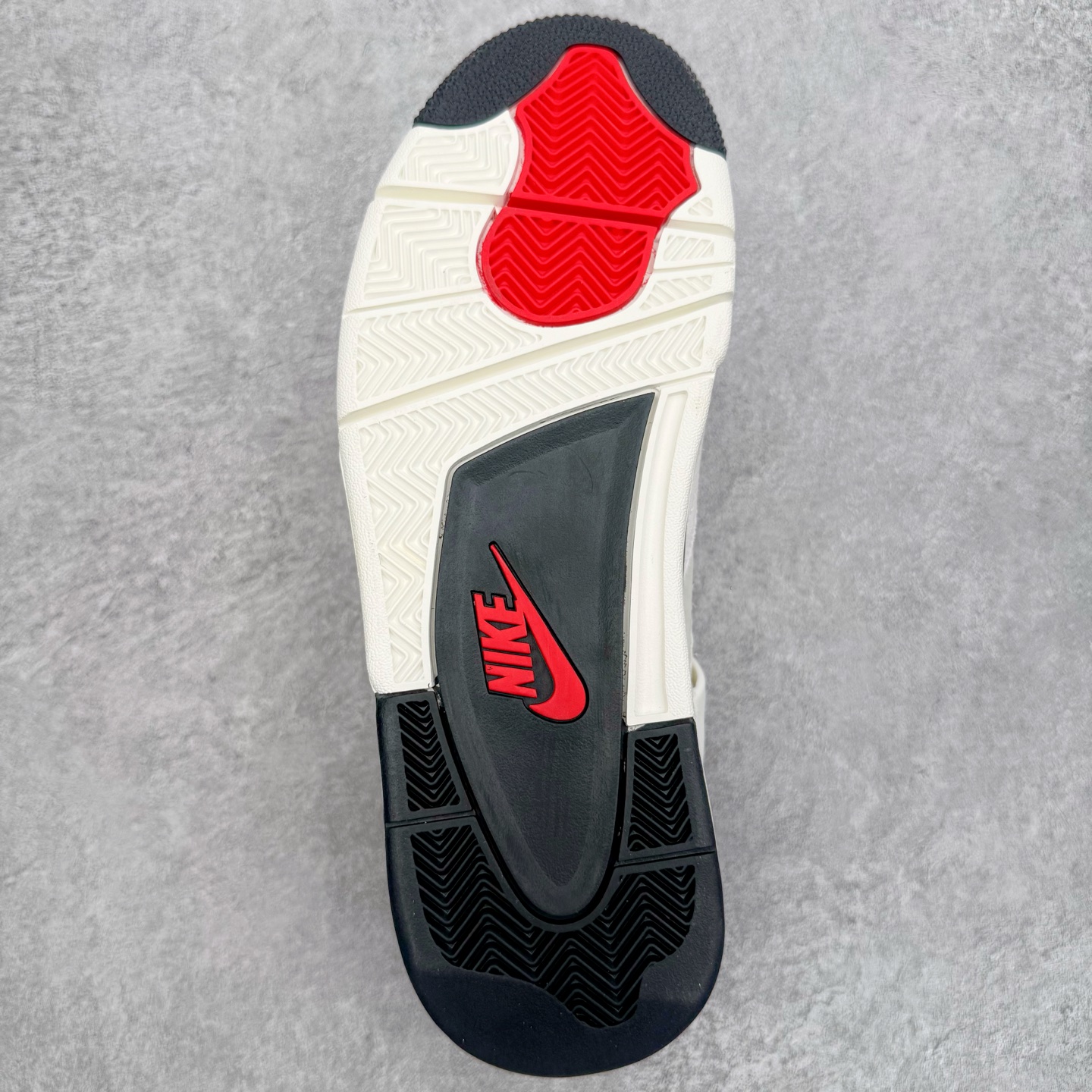 图片[9]-＃GX Air Jordan AJ4 “Flight Club”Sail/Black-University Red 飞行俱乐部 IM4002-100 全新批次 重点区分市面 唯一正确细节 后跟饰片中心位置有合模线 超弹硅胶材质 内层不织布补强 补强为硅胶提供更强耐久性 避免断裂 圈内最强四代 独家外贸特供尺码含 45.5 49.5 50.5 耗时半年巨作 全套原纸板楦头开发 原厂特供皮料加持 确保原汁原味 完美呈现四代版型 一比一鞋头弧度高度鞋身弧度 数据细节工艺流程均保持原鞋一致 原厂TPU网格鞋带扣 正确内里网布 菱角分明不变形无多余毛边 柔软性质感一致于原鞋 市场唯一原厂鞋扣模具 背面可见隐藏注塑口 原厂织唛标 原厂飞人电绣工艺 尾指中部跳三针 独家绑鞋带手法 印刷中底布 四线拉帮 米色美纹纸贴合固定 进口港宝加持 后跟自然饱满 全鞋荧光划线卡点 追求极致完美 每一双都是工艺品 多重QC质检 超越公司货的品控标准 实实在在的免检产品 尺码：40 40.5 41 42 42.5 43 44 44.5 45 45.5 46 47.5 48.5 49.5 50.5-选品中心