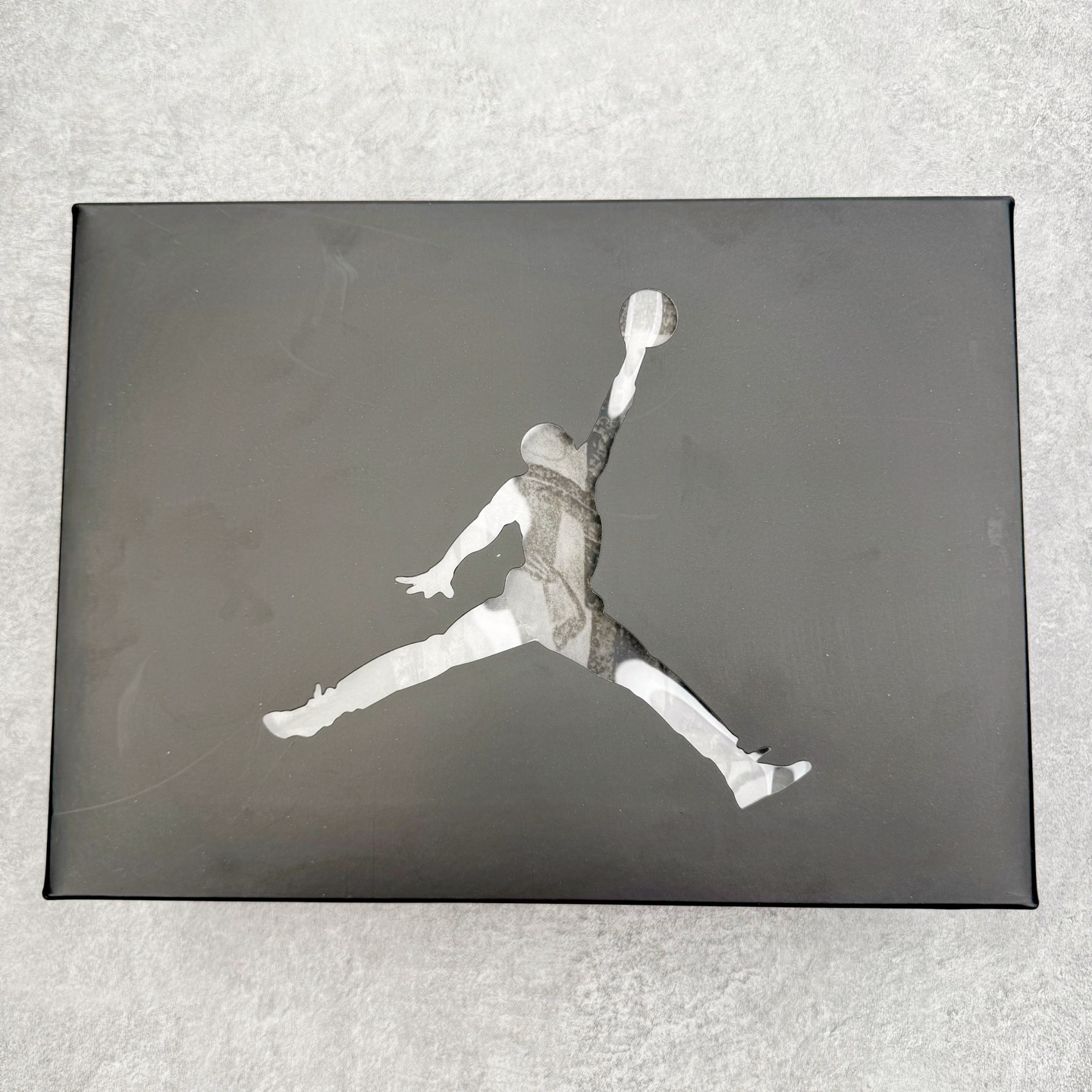 图片[20]-＃GX Air Jordan AJ4 “Flight Club”Sail/Black-University Red 飞行俱乐部 IM4002-100 全新批次 重点区分市面 唯一正确细节 后跟饰片中心位置有合模线 超弹硅胶材质 内层不织布补强 补强为硅胶提供更强耐久性 避免断裂 圈内最强四代 独家外贸特供尺码含 45.5 49.5 50.5 耗时半年巨作 全套原纸板楦头开发 原厂特供皮料加持 确保原汁原味 完美呈现四代版型 一比一鞋头弧度高度鞋身弧度 数据细节工艺流程均保持原鞋一致 原厂TPU网格鞋带扣 正确内里网布 菱角分明不变形无多余毛边 柔软性质感一致于原鞋 市场唯一原厂鞋扣模具 背面可见隐藏注塑口 原厂织唛标 原厂飞人电绣工艺 尾指中部跳三针 独家绑鞋带手法 印刷中底布 四线拉帮 米色美纹纸贴合固定 进口港宝加持 后跟自然饱满 全鞋荧光划线卡点 追求极致完美 每一双都是工艺品 多重QC质检 超越公司货的品控标准 实实在在的免检产品 尺码：40 40.5 41 42 42.5 43 44 44.5 45 45.5 46 47.5 48.5 49.5 50.5-选品中心