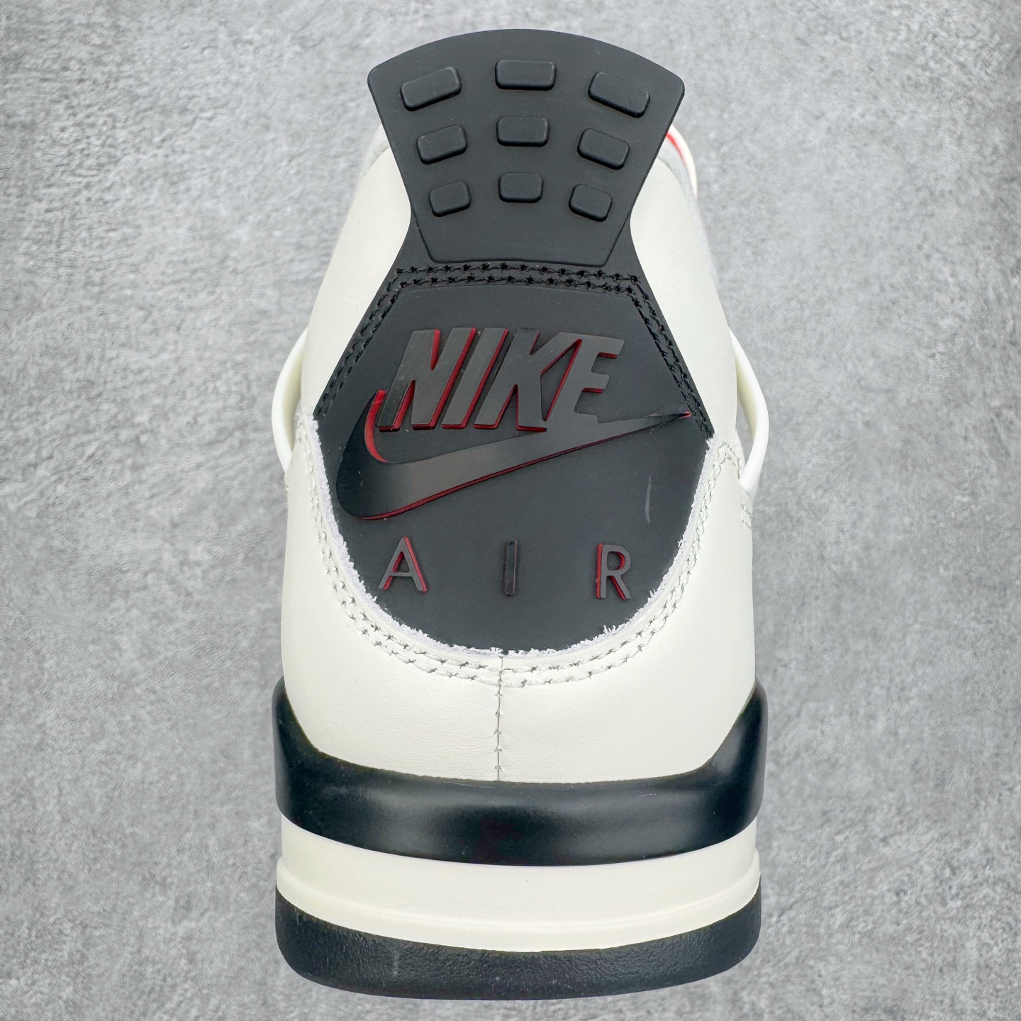 图片[8]-＃GX Air Jordan AJ4 “Flight Club”Sail/Black-University Red 飞行俱乐部 IM4002-100 全新批次 重点区分市面 唯一正确细节 后跟饰片中心位置有合模线 超弹硅胶材质 内层不织布补强 补强为硅胶提供更强耐久性 避免断裂 圈内最强四代 独家外贸特供尺码含 45.5 49.5 50.5 耗时半年巨作 全套原纸板楦头开发 原厂特供皮料加持 确保原汁原味 完美呈现四代版型 一比一鞋头弧度高度鞋身弧度 数据细节工艺流程均保持原鞋一致 原厂TPU网格鞋带扣 正确内里网布 菱角分明不变形无多余毛边 柔软性质感一致于原鞋 市场唯一原厂鞋扣模具 背面可见隐藏注塑口 原厂织唛标 原厂飞人电绣工艺 尾指中部跳三针 独家绑鞋带手法 印刷中底布 四线拉帮 米色美纹纸贴合固定 进口港宝加持 后跟自然饱满 全鞋荧光划线卡点 追求极致完美 每一双都是工艺品 多重QC质检 超越公司货的品控标准 实实在在的免检产品 尺码：40 40.5 41 42 42.5 43 44 44.5 45 45.5 46 47.5 48.5 49.5 50.5-选品中心