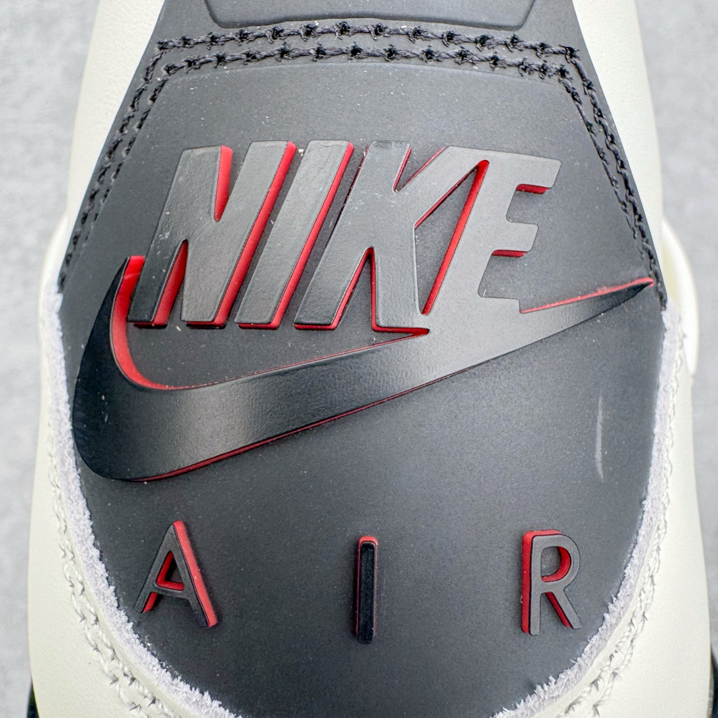 图片[10]-＃GX Air Jordan AJ4 “Flight Club”Sail/Black-University Red 飞行俱乐部 IM4002-100 全新批次 重点区分市面 唯一正确细节 后跟饰片中心位置有合模线 超弹硅胶材质 内层不织布补强 补强为硅胶提供更强耐久性 避免断裂 圈内最强四代 独家外贸特供尺码含 45.5 49.5 50.5 耗时半年巨作 全套原纸板楦头开发 原厂特供皮料加持 确保原汁原味 完美呈现四代版型 一比一鞋头弧度高度鞋身弧度 数据细节工艺流程均保持原鞋一致 原厂TPU网格鞋带扣 正确内里网布 菱角分明不变形无多余毛边 柔软性质感一致于原鞋 市场唯一原厂鞋扣模具 背面可见隐藏注塑口 原厂织唛标 原厂飞人电绣工艺 尾指中部跳三针 独家绑鞋带手法 印刷中底布 四线拉帮 米色美纹纸贴合固定 进口港宝加持 后跟自然饱满 全鞋荧光划线卡点 追求极致完美 每一双都是工艺品 多重QC质检 超越公司货的品控标准 实实在在的免检产品 尺码：40 40.5 41 42 42.5 43 44 44.5 45 45.5 46 47.5 48.5 49.5 50.5-选品中心